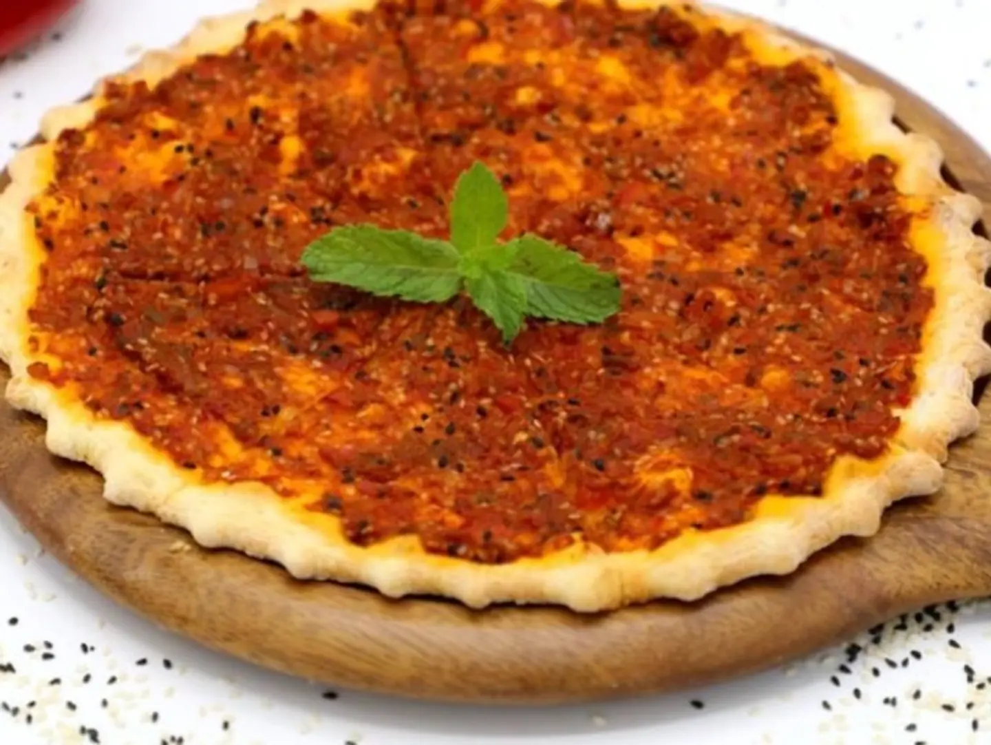 منقوشة محمرة