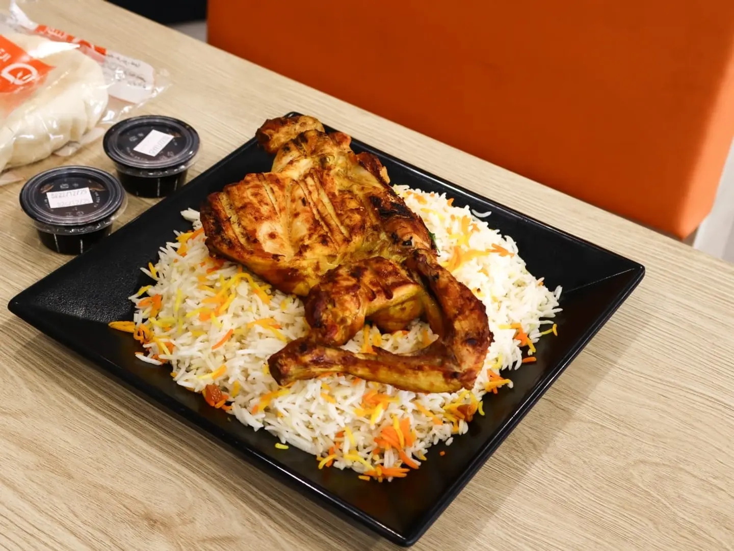 نص دجاج فحم مع الارز البرياني الابيض