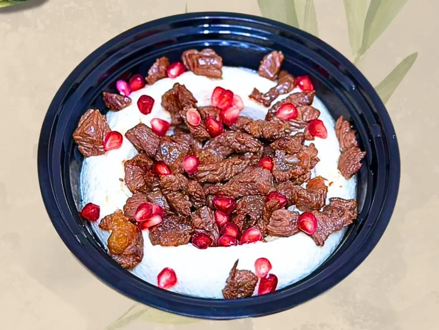 حمص لحم بالزبدة والمكسرات وحبات الرمان