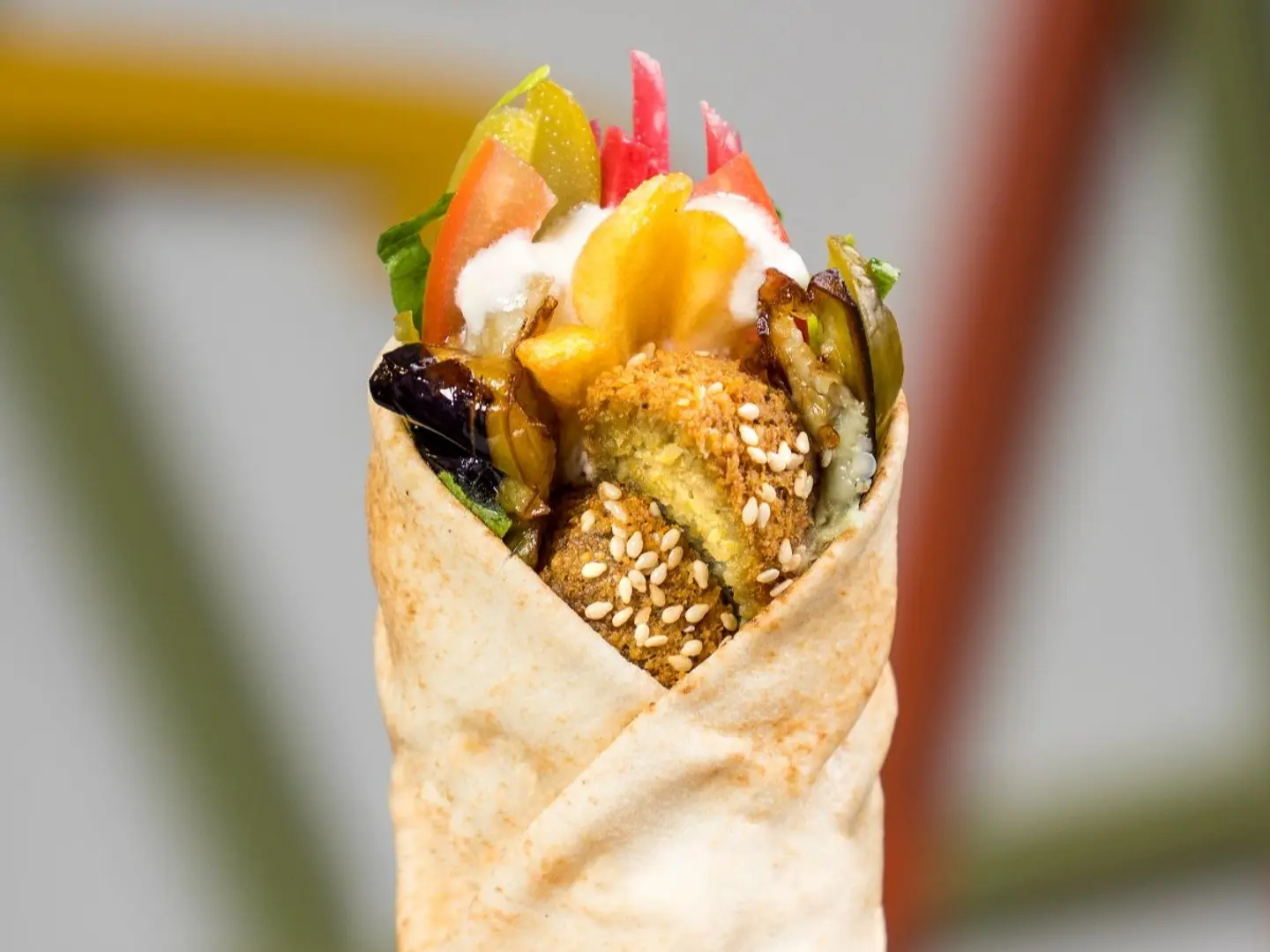 ساندوتش فلافل مشكل بالبيض