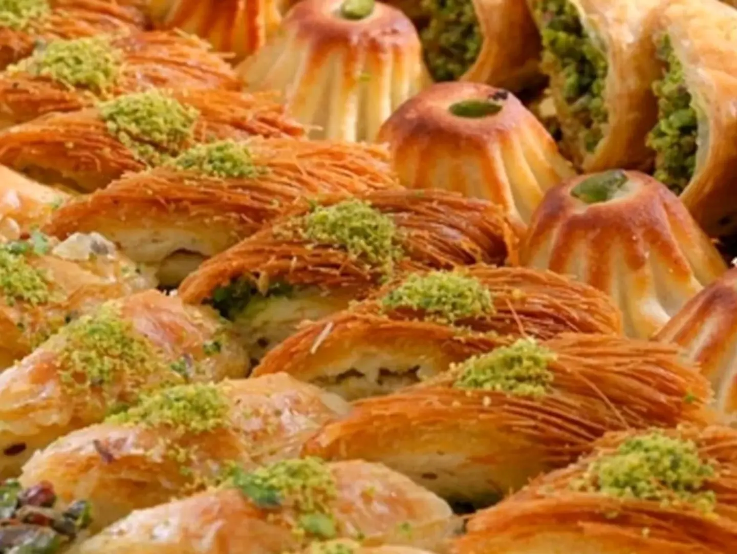 Mixed Cream Desserts With Pistachio 1 Kg