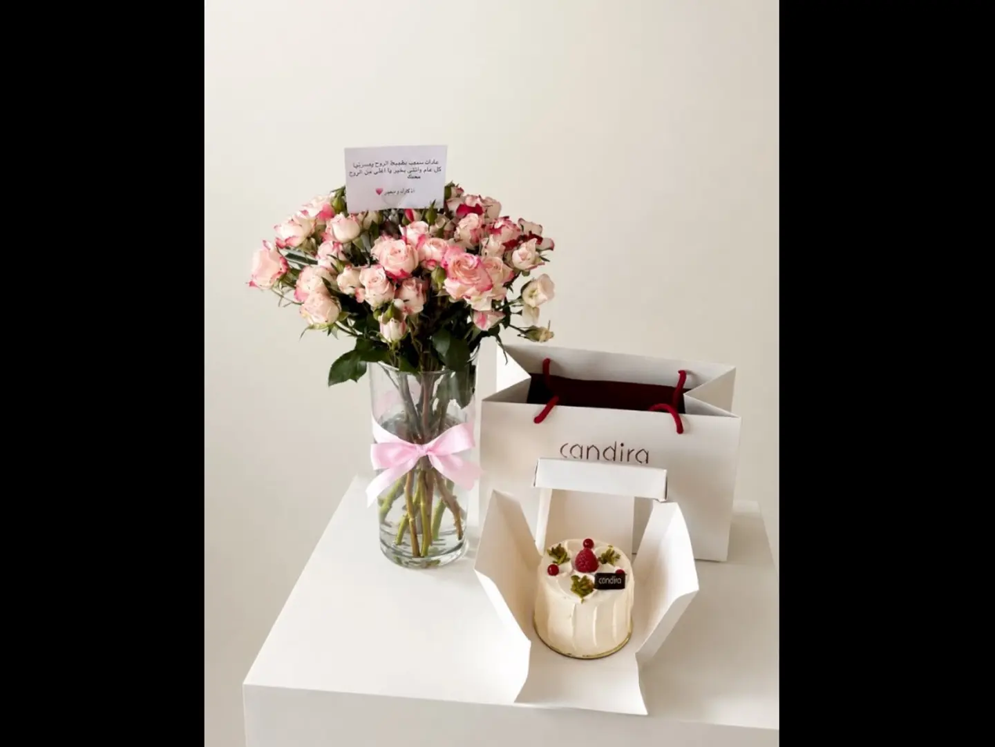 Elegant Rose Vase With Kendera Cake