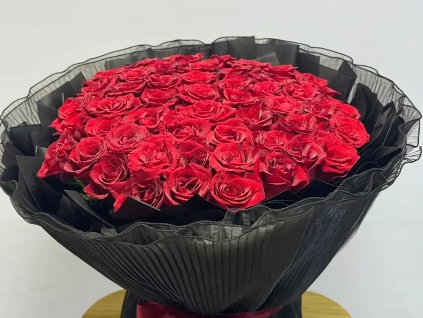 50 ورد احمر تغليف اسود باقه