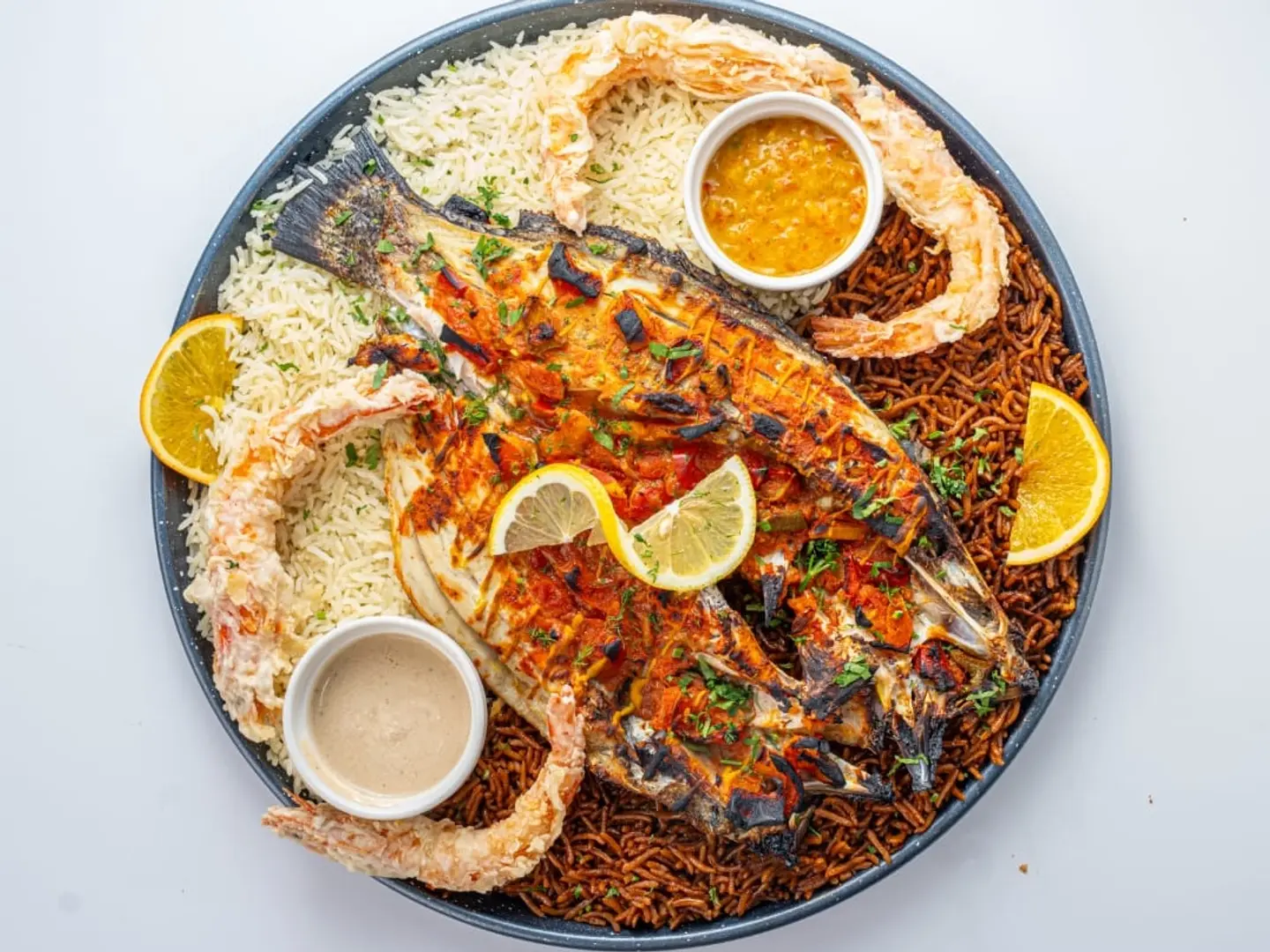صحن سمك سنجاري مشوي مع نوعين رز وروبيان مقلي