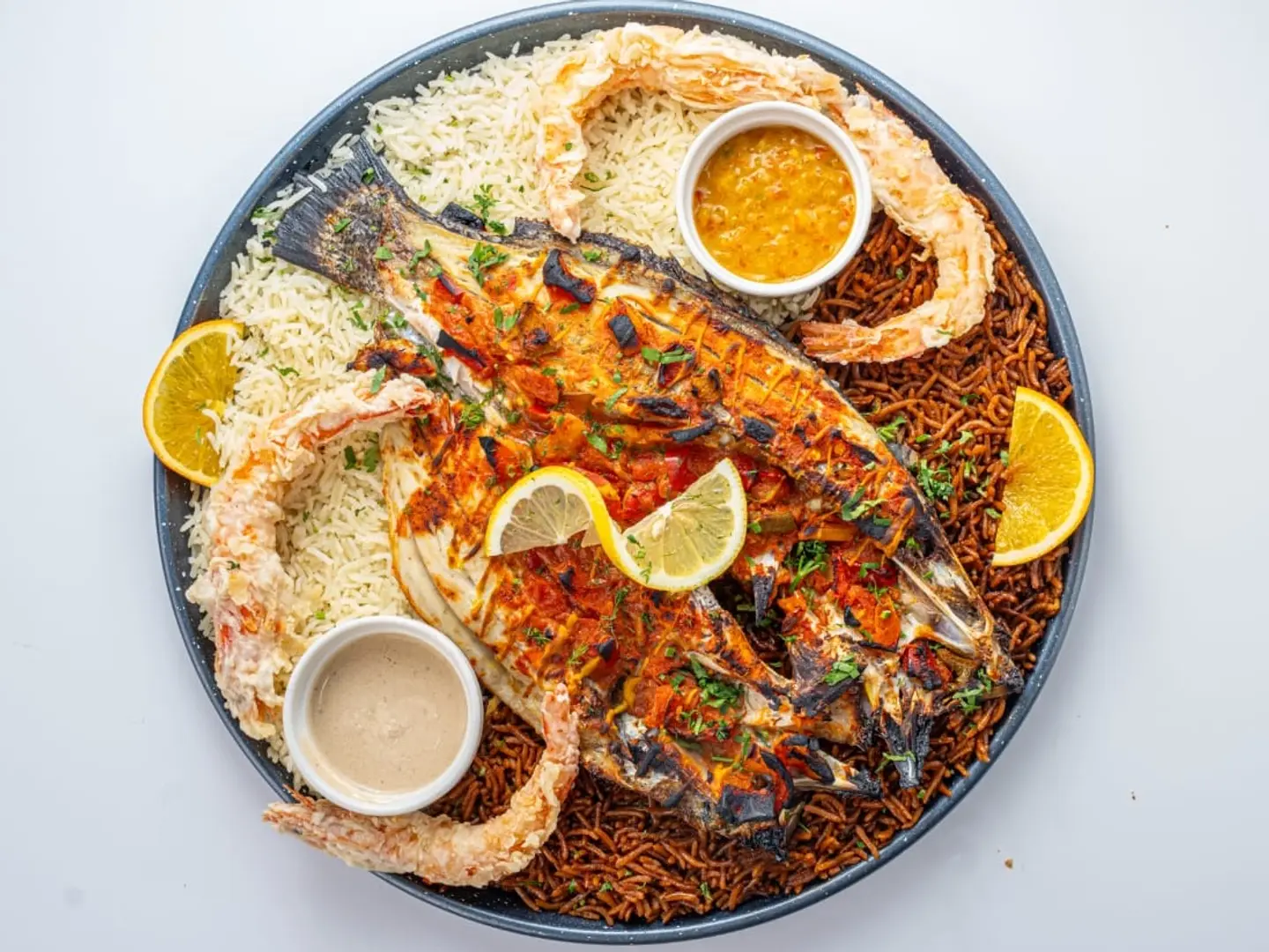 صحن سمك سنجاري مع الروبيان المقلي والارز