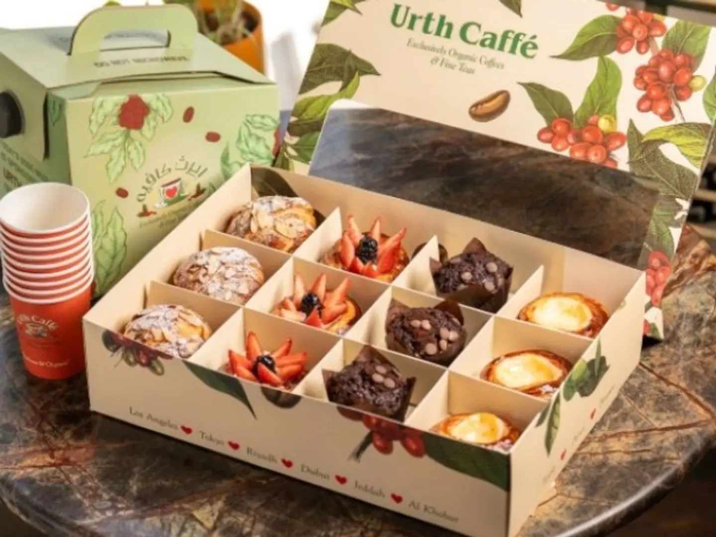 مجموعة حلويات رمضان مع علبة قهوة