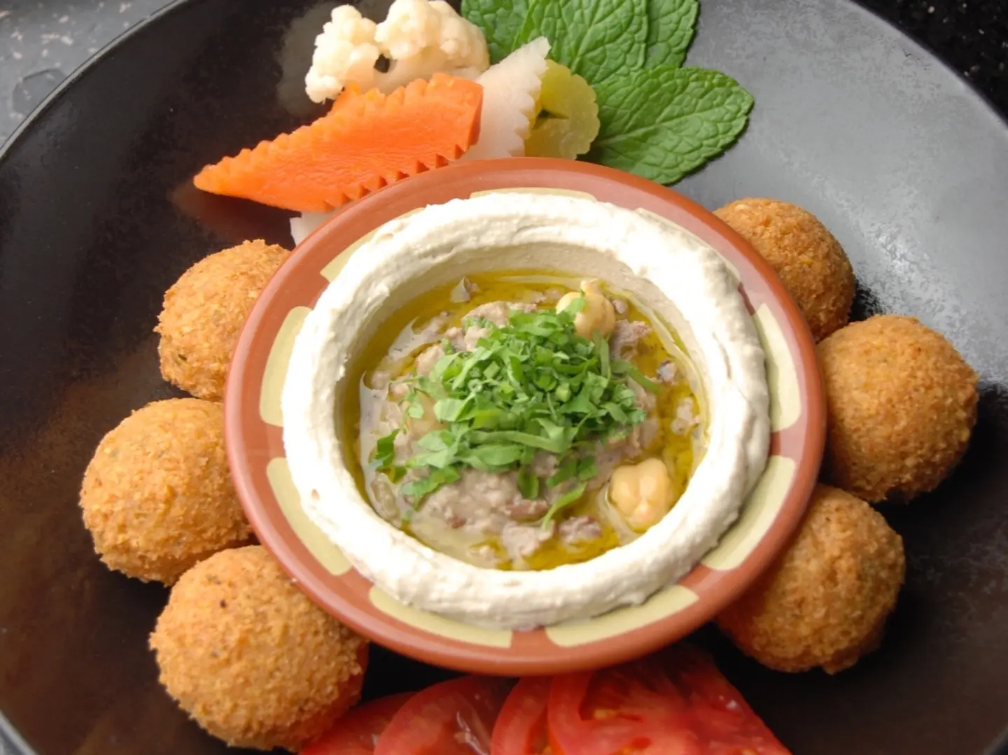 طبق فلافل وفول وحمص