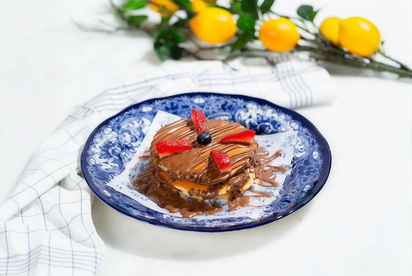 بان كيك بالنوتيلا والفواكه الطازجة