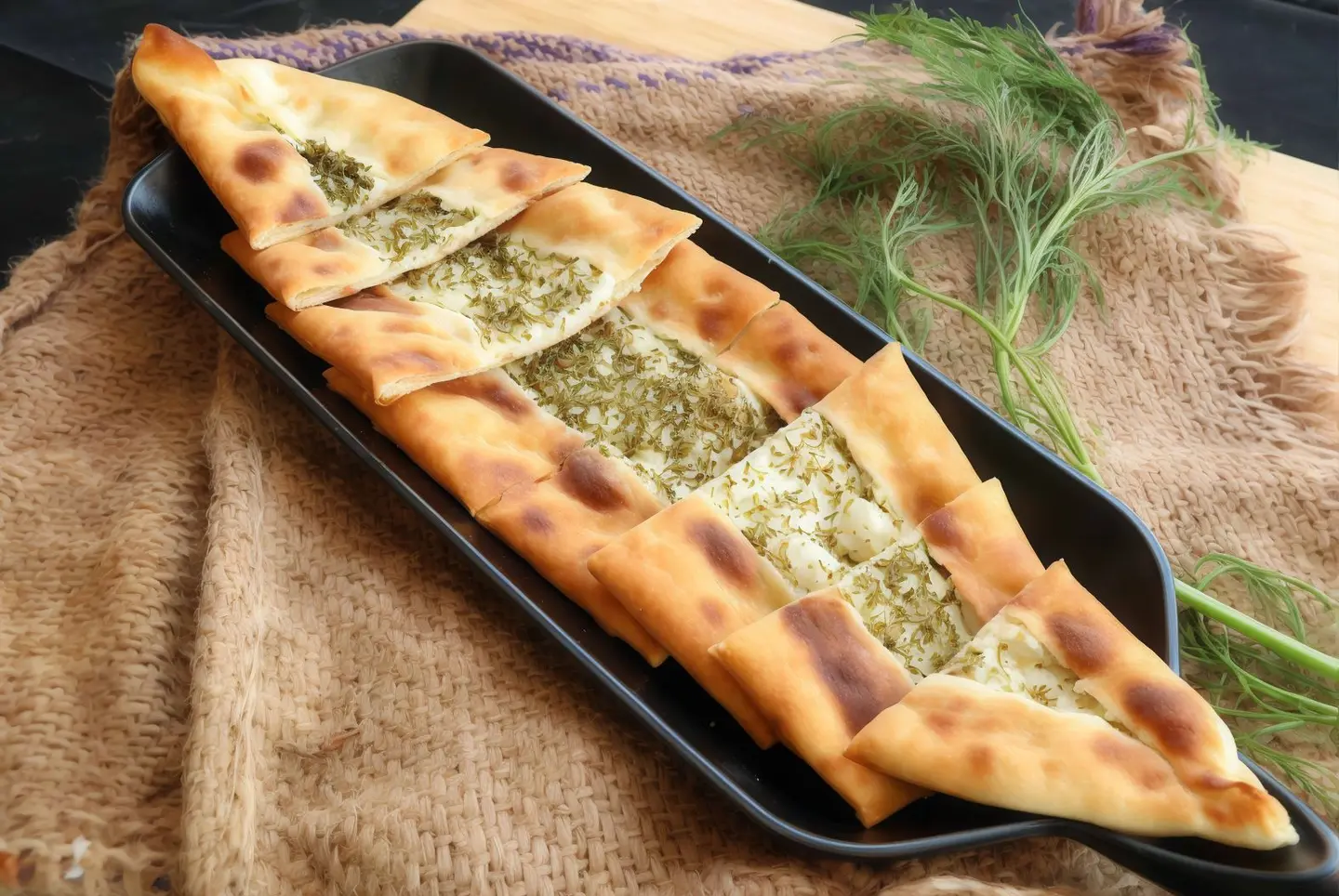 فطائر زعتر مع اللبنة