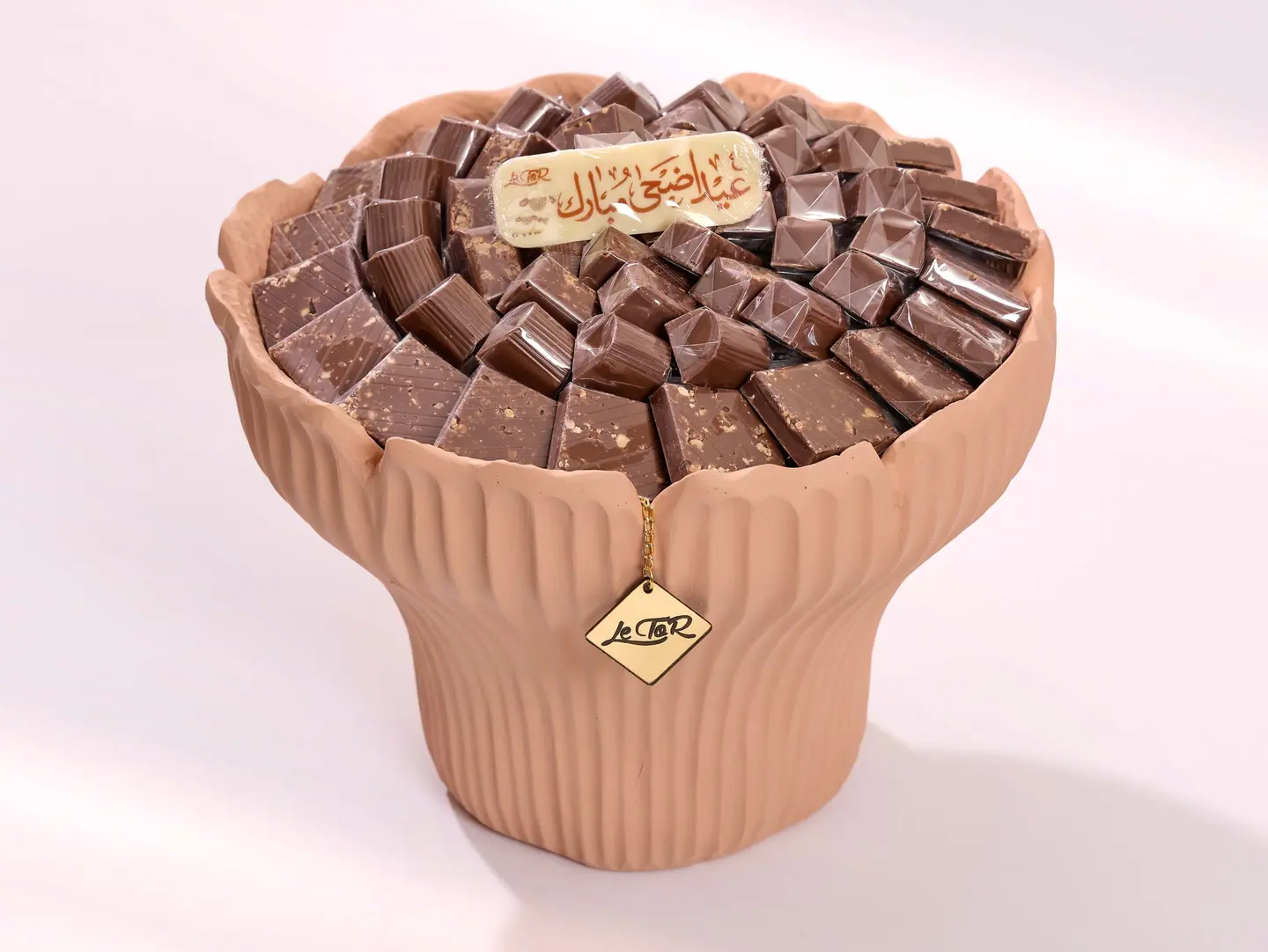 صينية شوكولاتة فازة وسط بني