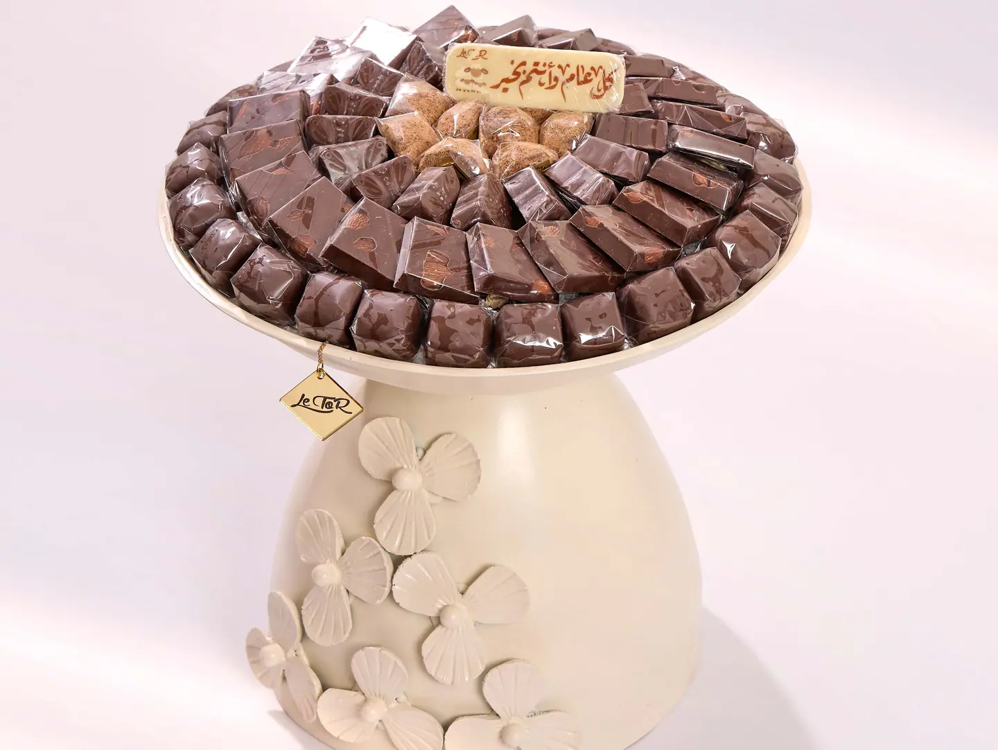 صينية شوكولاتة مزهرية بيضاء