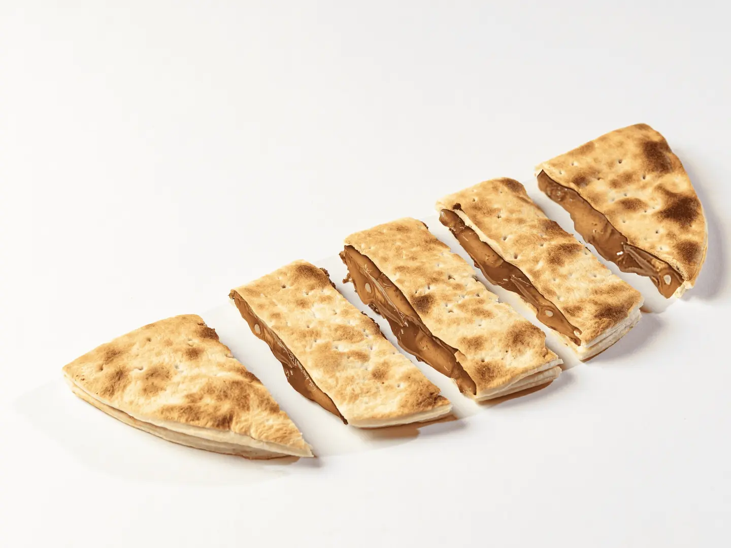 مناقيش نوتيلا وفول سوداني