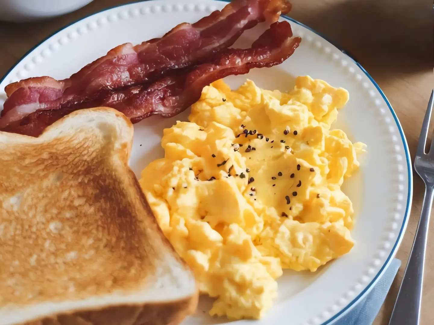 بيض مع اللحم المقرمش