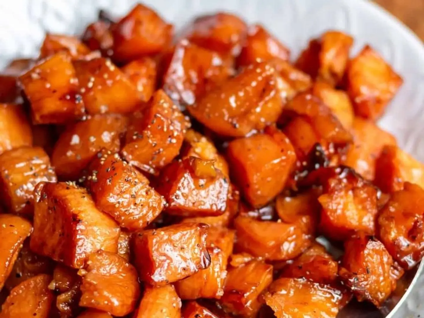 بطاطا حلوة محمصة بالعسل مع المكسرات