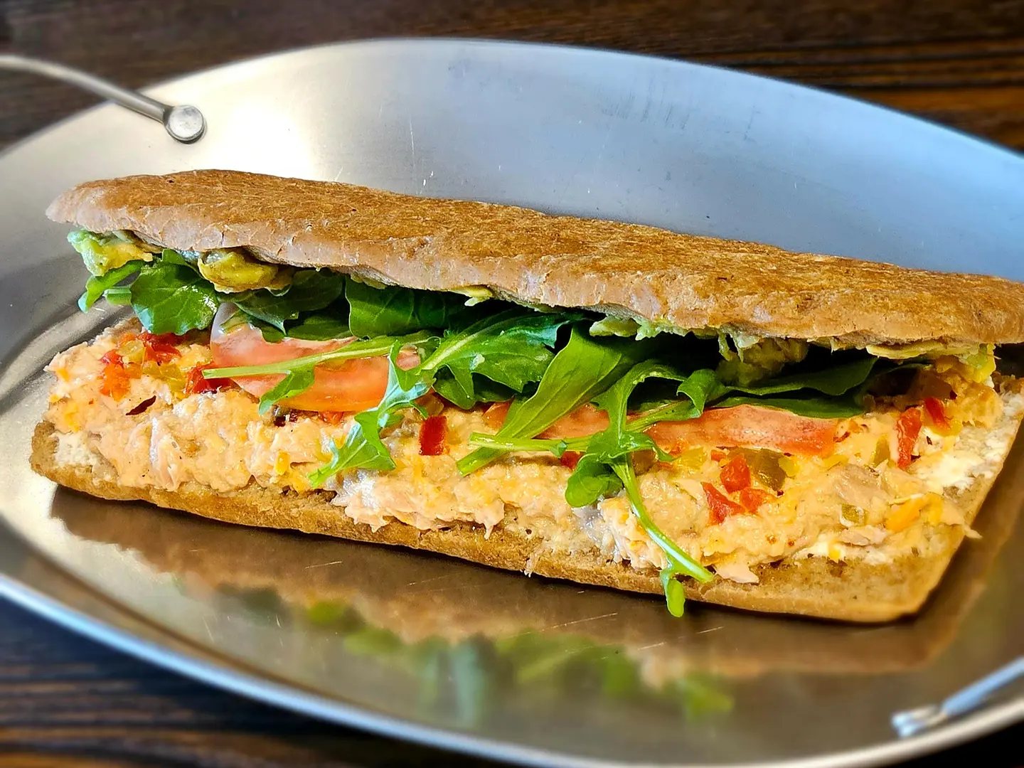 سبايسي تونا مع الافوكادو بانيني