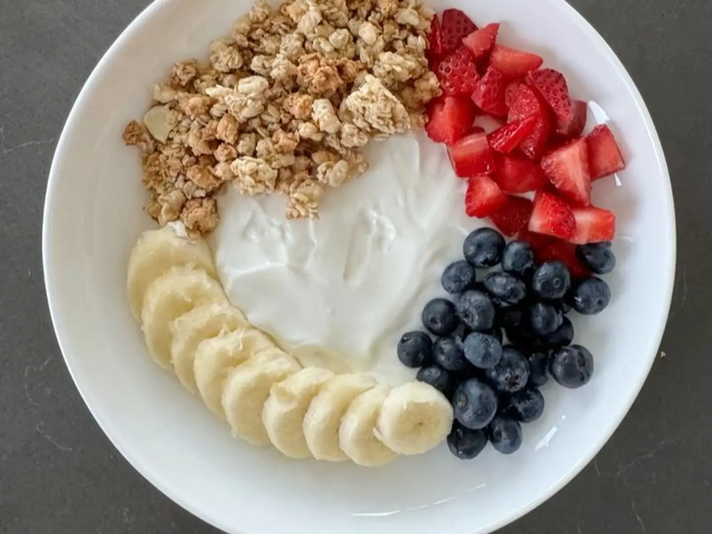 لبن يوناني مع الفواكة و الجرانولا