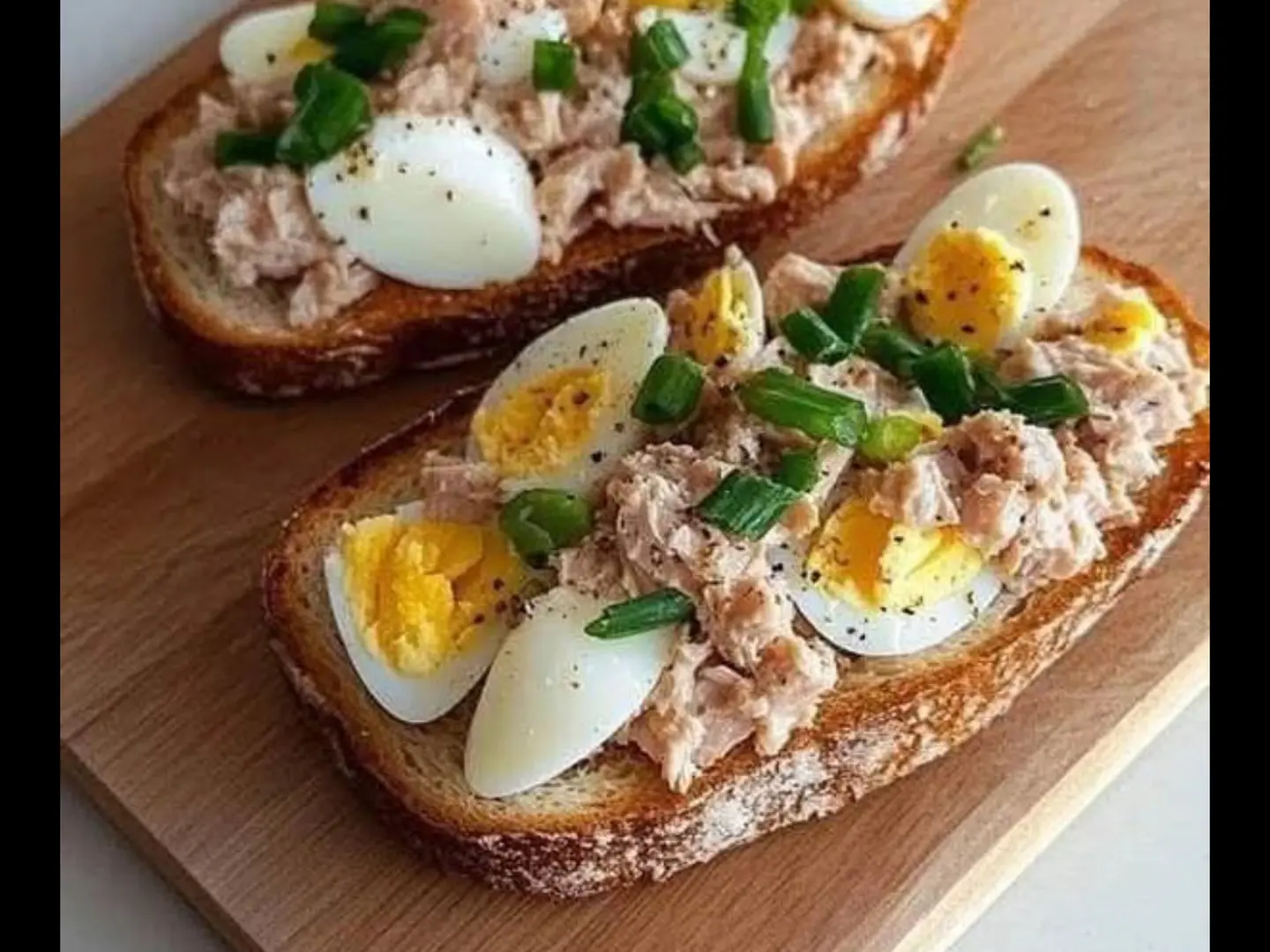 تارتين التونا الحارة مع البيض المسلوق