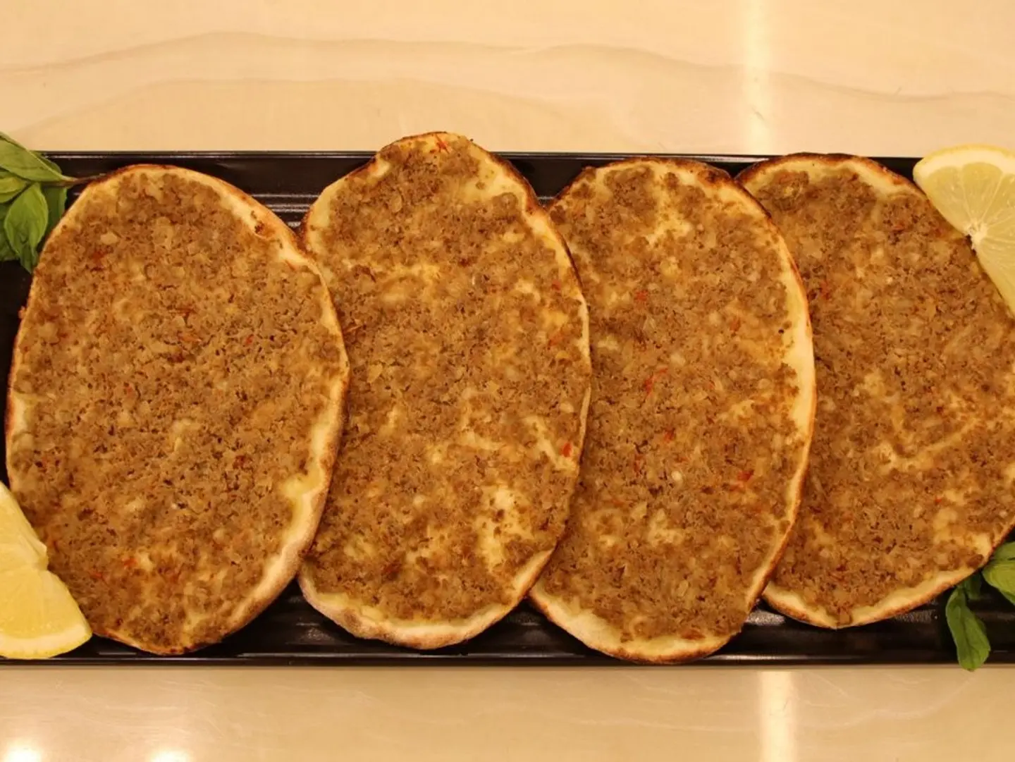 فطائر لحم عجين دبس رمان