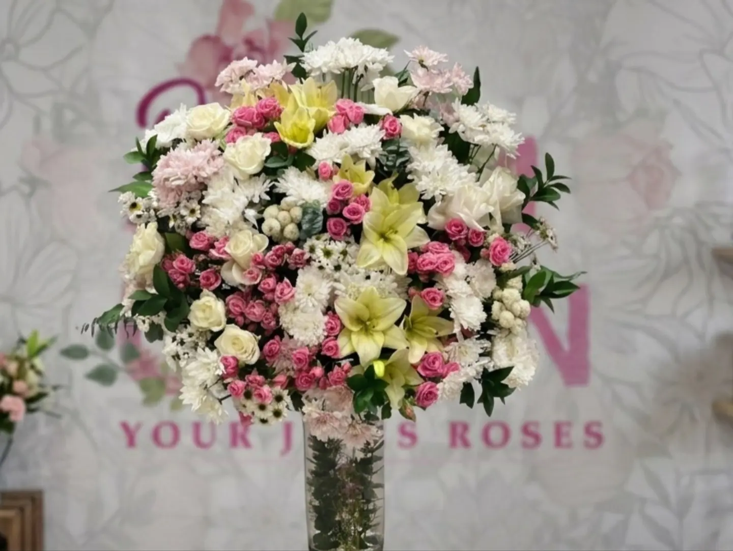 همسات الورد الفاخرة في إناء زجاجي