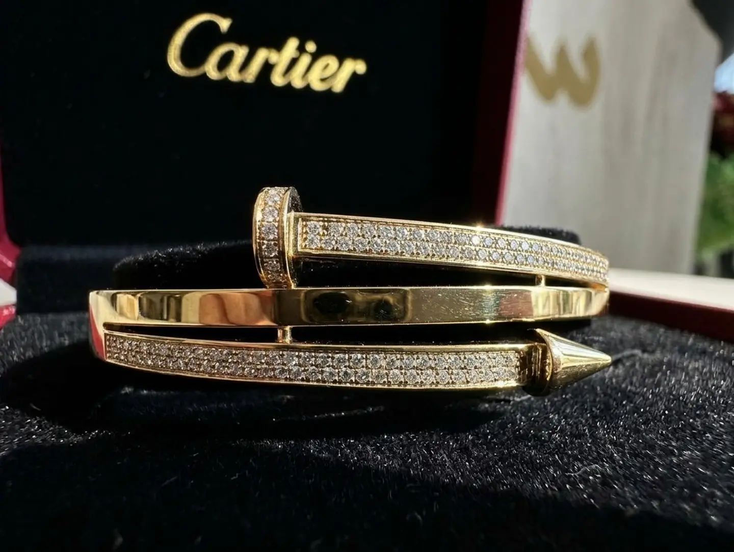 A Luxurious Bracelet With A Timeless Classic Design, Crafted In Radiant Gold And Detailed With Refined Accents, Offering A Perfect Balance Of Elegance And Simplicity For Both Everyday Wear And Special Occasions