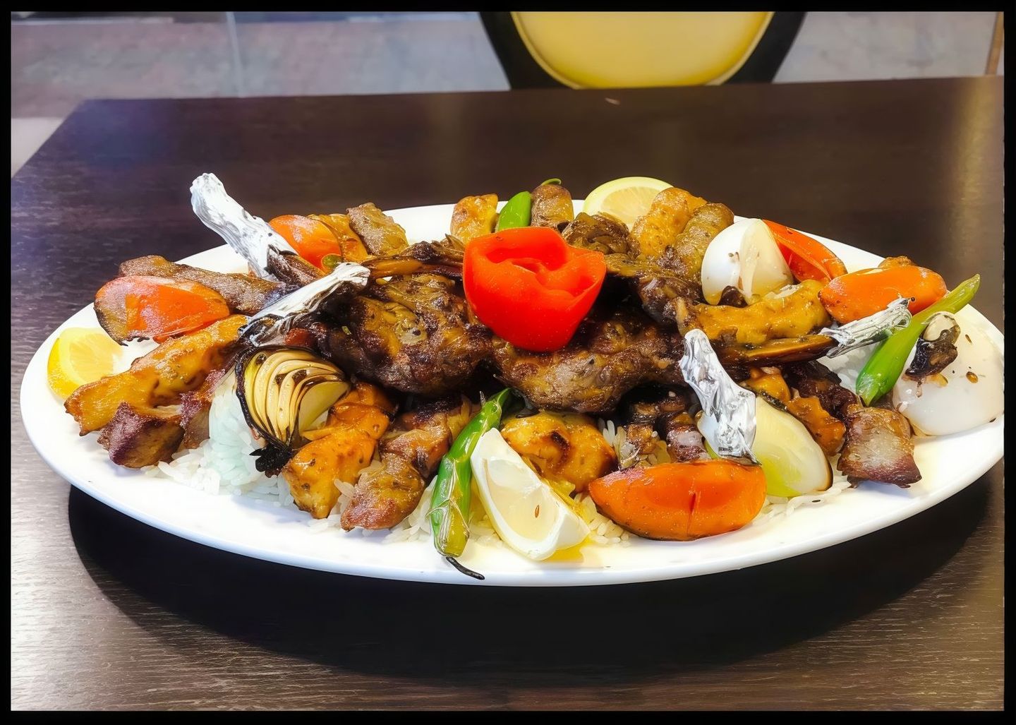 صحن مشاوي مشكل مع ارز