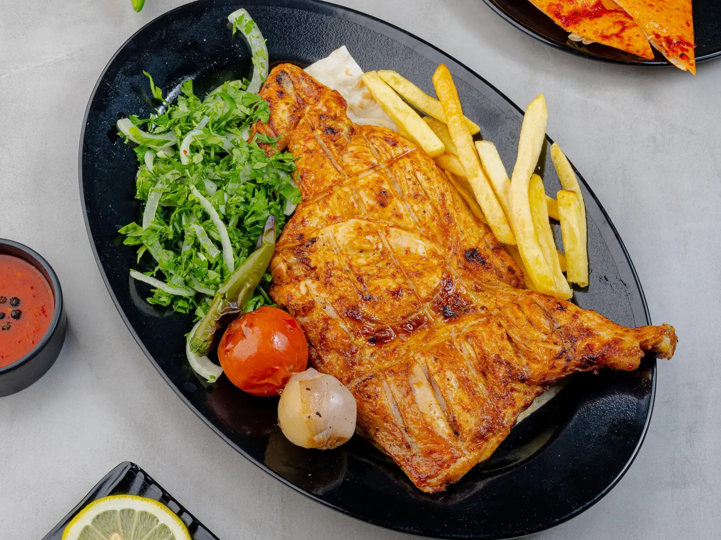 نص دجاج فحم مع رز