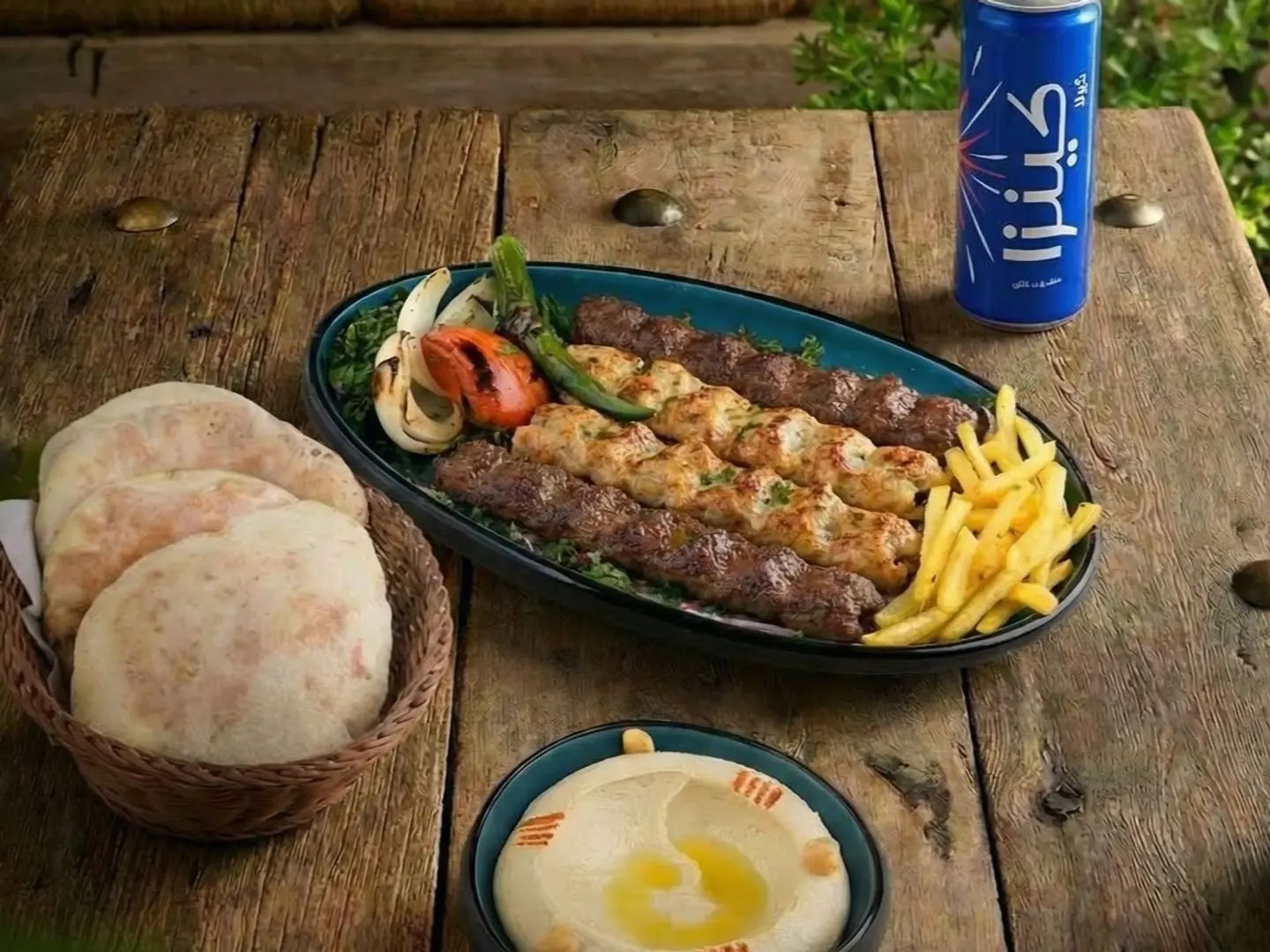 عرض ميكس كباب مع حمص وكينزا