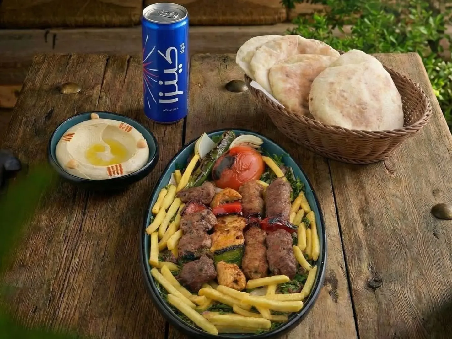 عرض المشوي مشكل مع حمص وكينزا