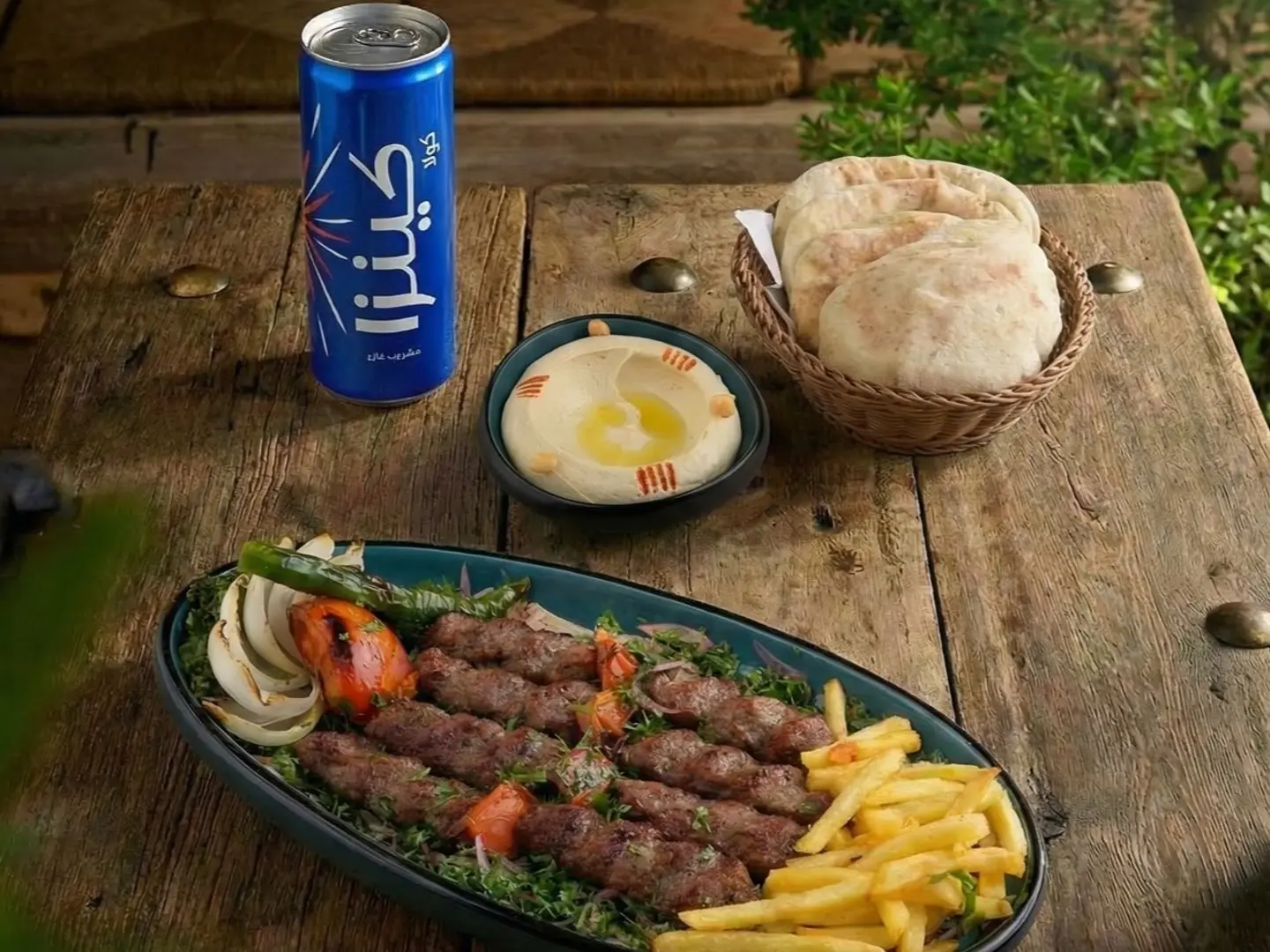 عرض كباب لحم مع حمص وكينزا