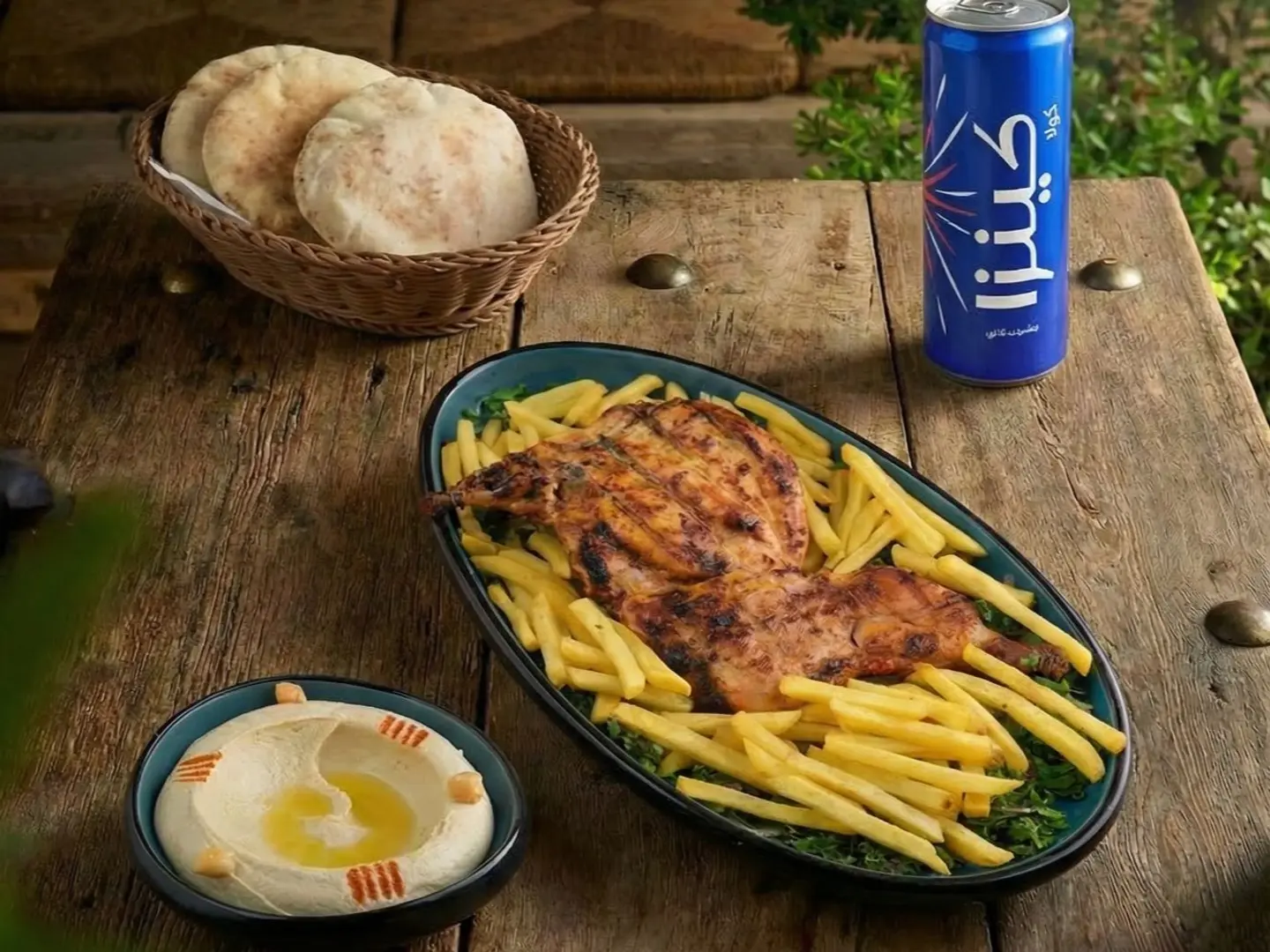 عرض نصف شواية علي الفحم مع حمص وكينزا