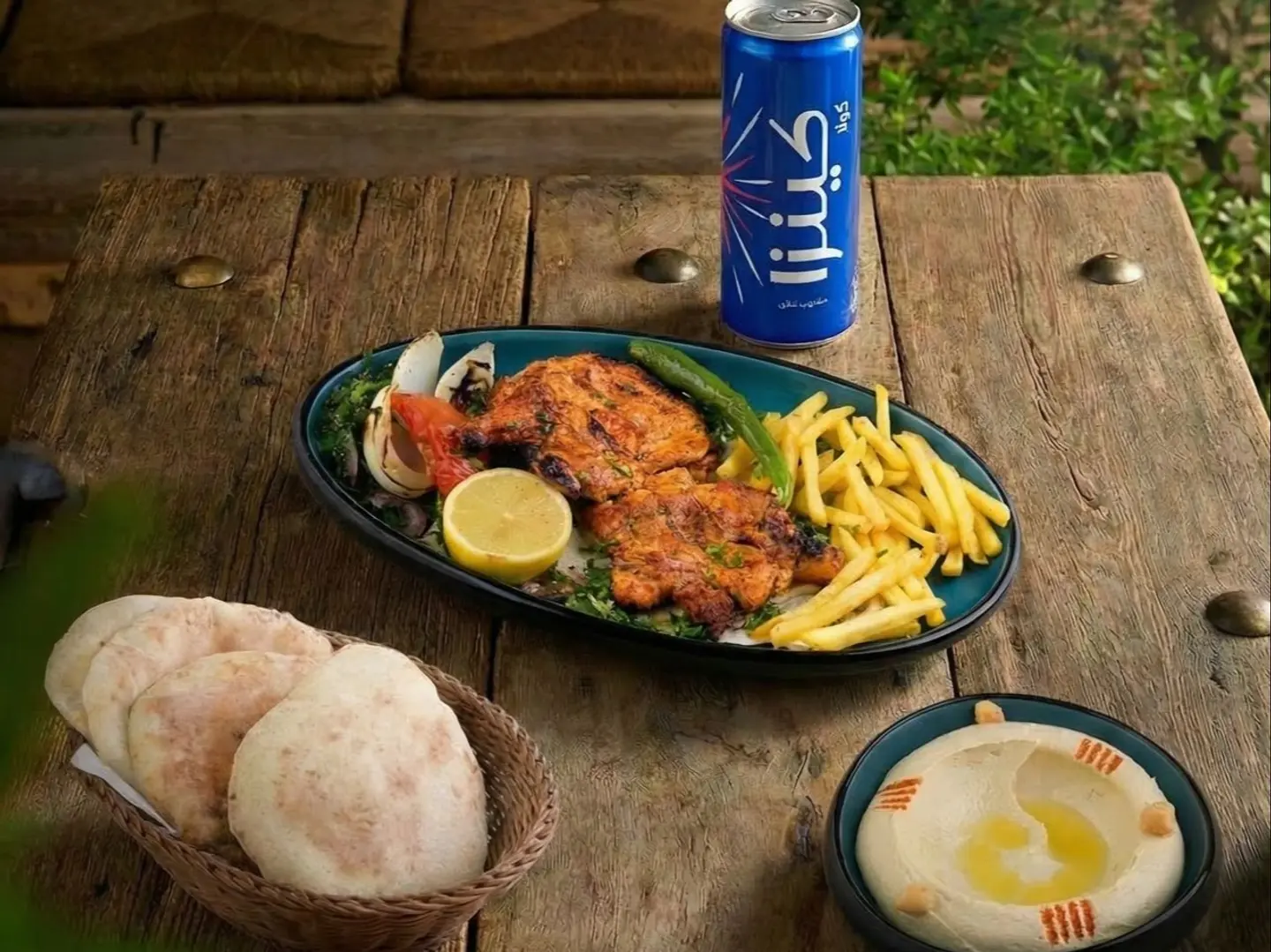 عرض نصف شواية علي الفحم بدون عظم مع حمص وكينزا