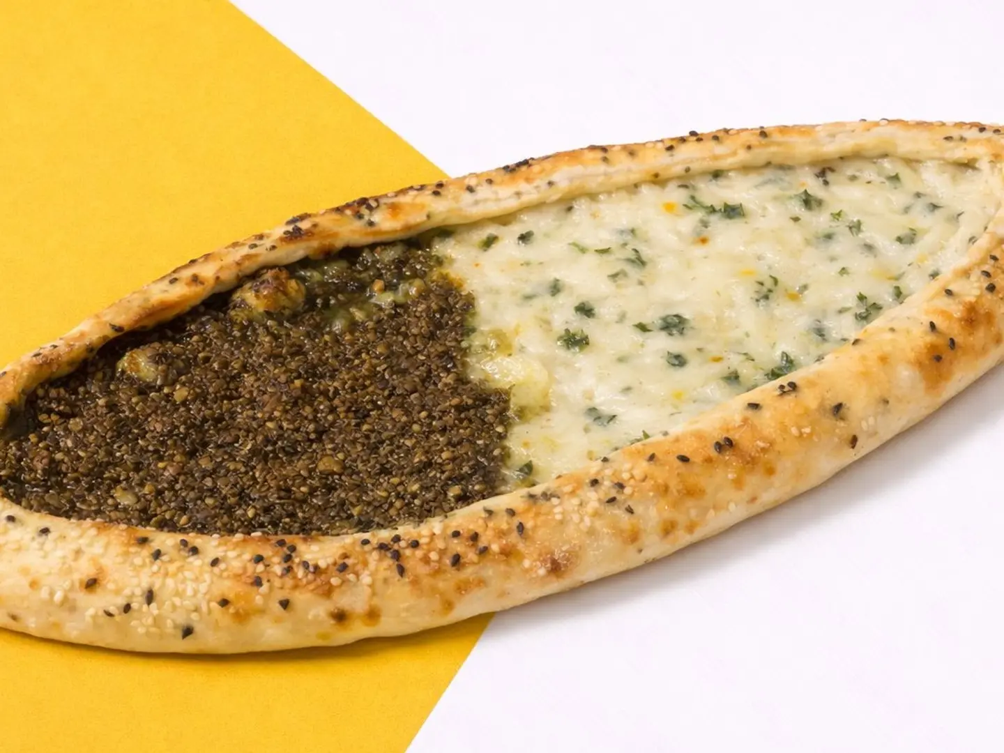 منقوشة جبن مكاوي مع زعتر