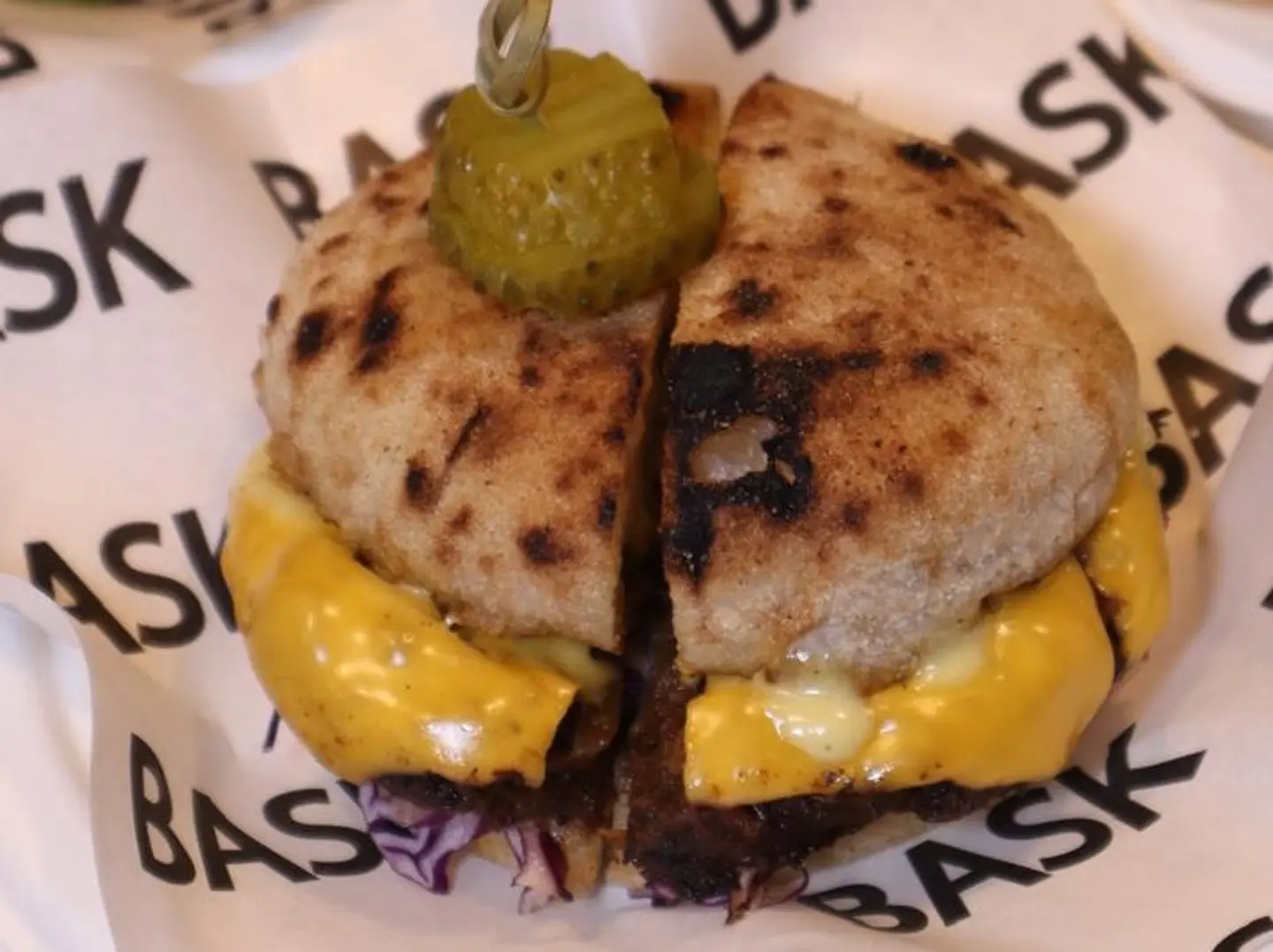 برجر لحم الصدر المصنوع من العجين المخمر