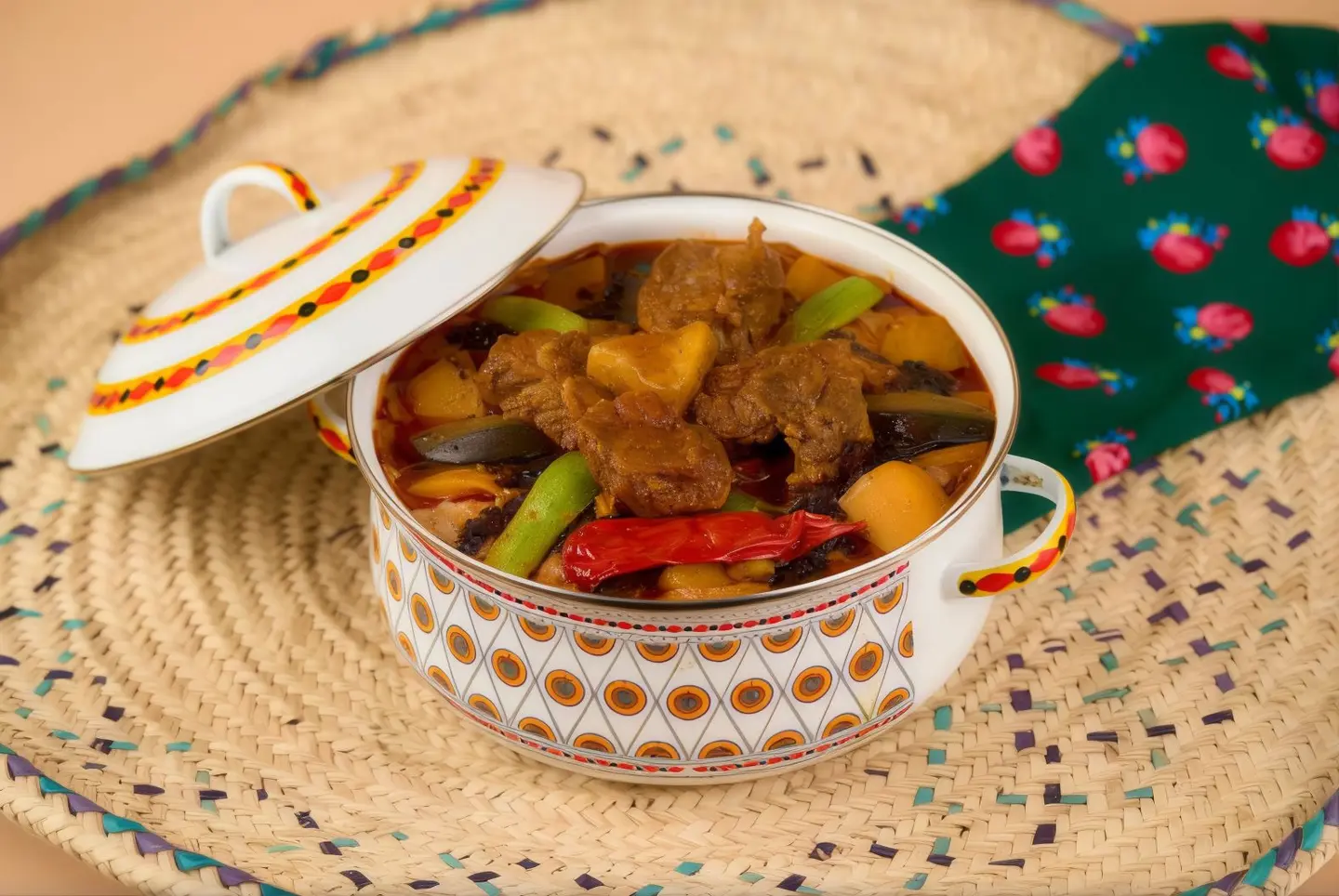 حاشي مكموت مع قرصان