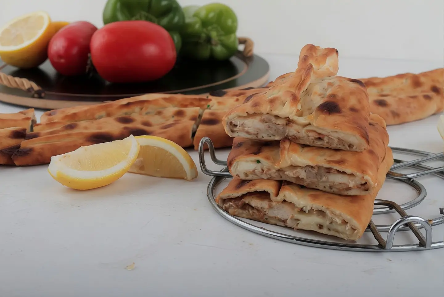 فطيرة شاورما دجاج بالجبنة