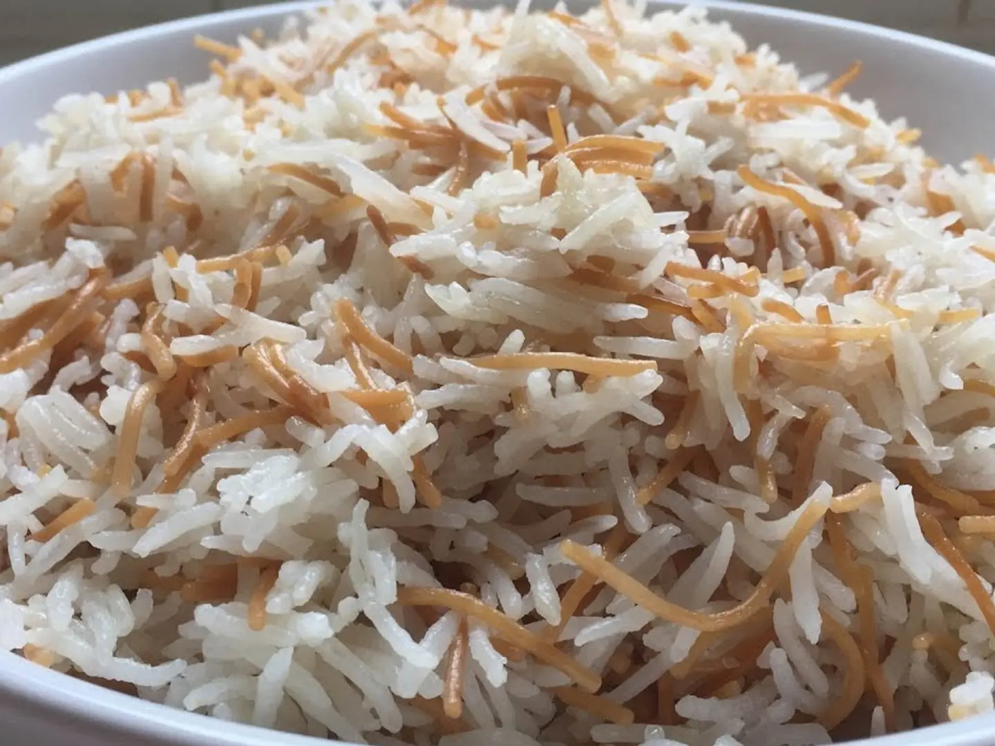 رز ابيض مع شعيرية