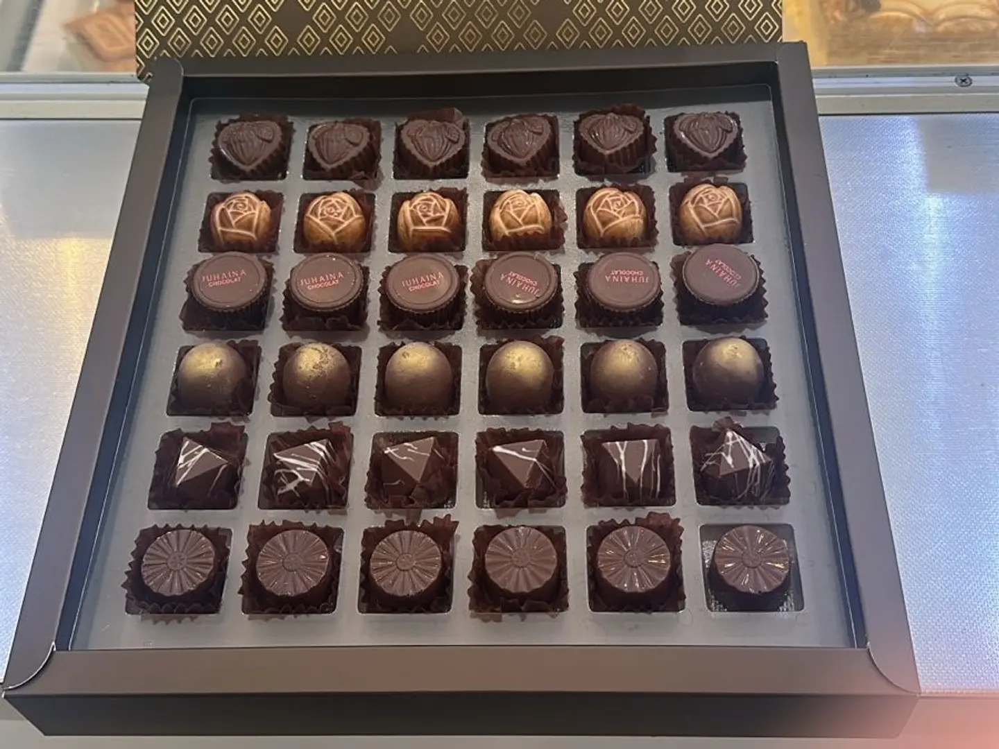 علبه شوكولاتة مكشوفه