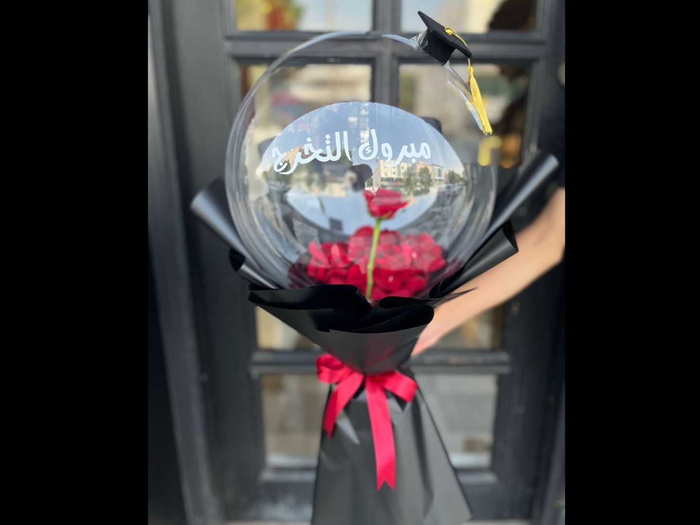 بوكيه البالون مبروك التخرج مع قبوع تخرج صغير