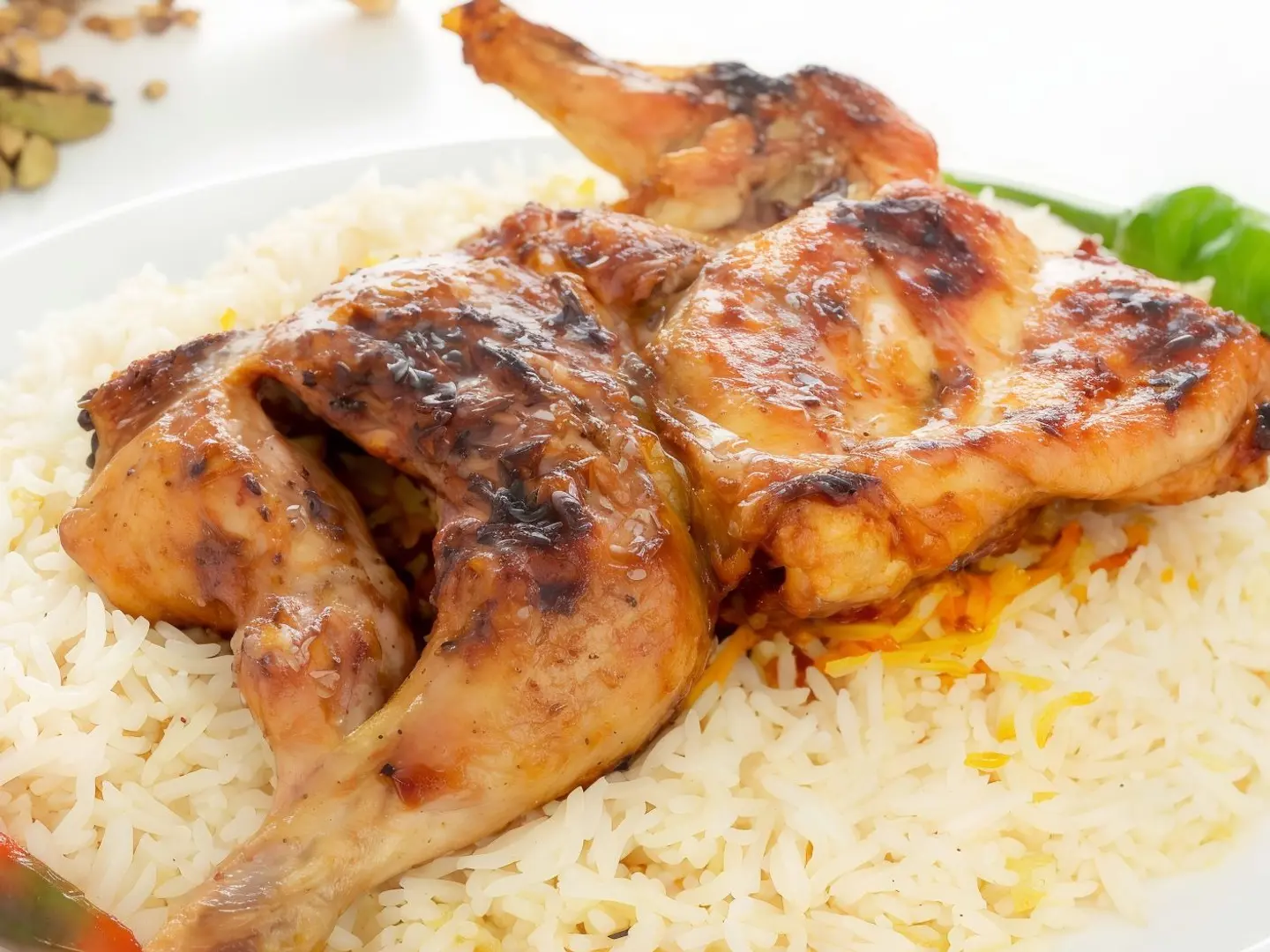 نصف دجاج مظبي مع رز بخاري