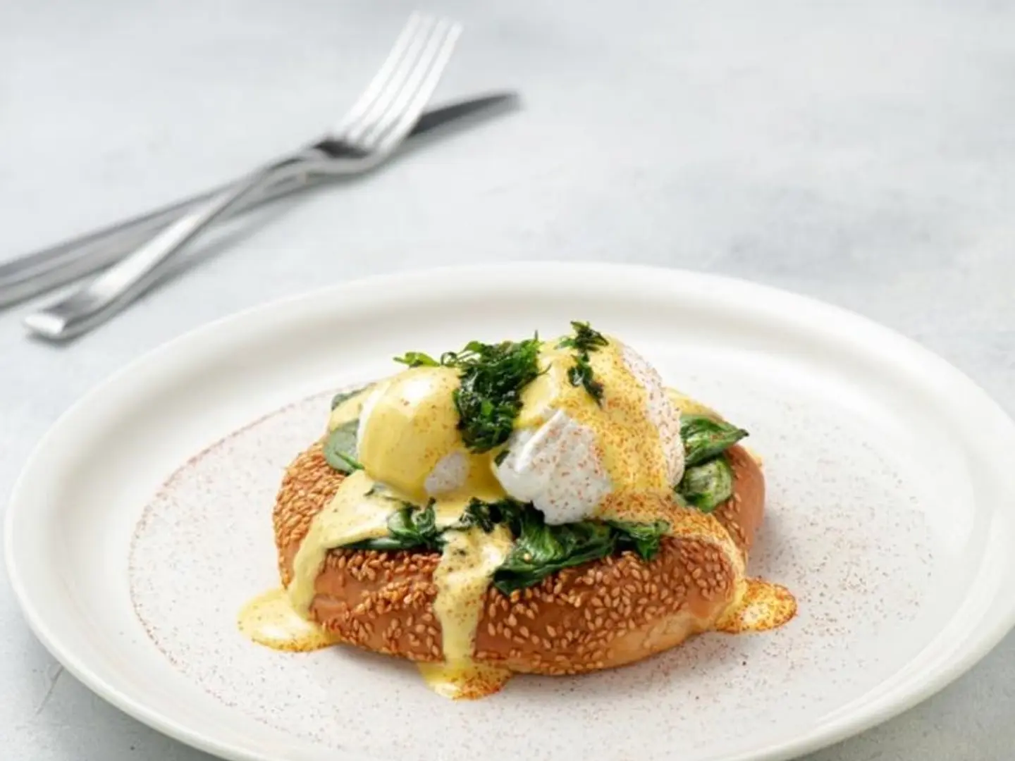 بيض الفلورنتين مع السبانخ