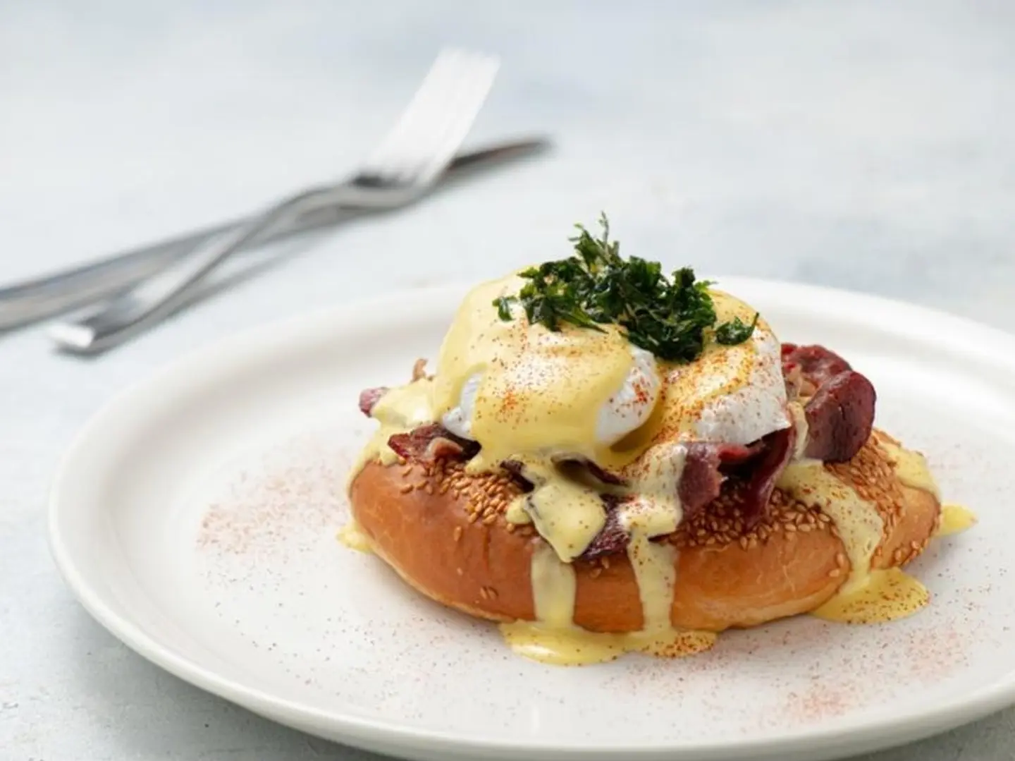 بيض البندق مع اللحم المقدد