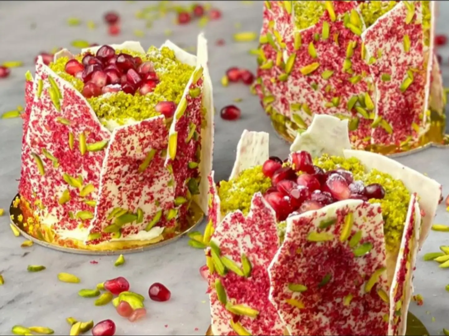 كيكة الفستق مع الرمان