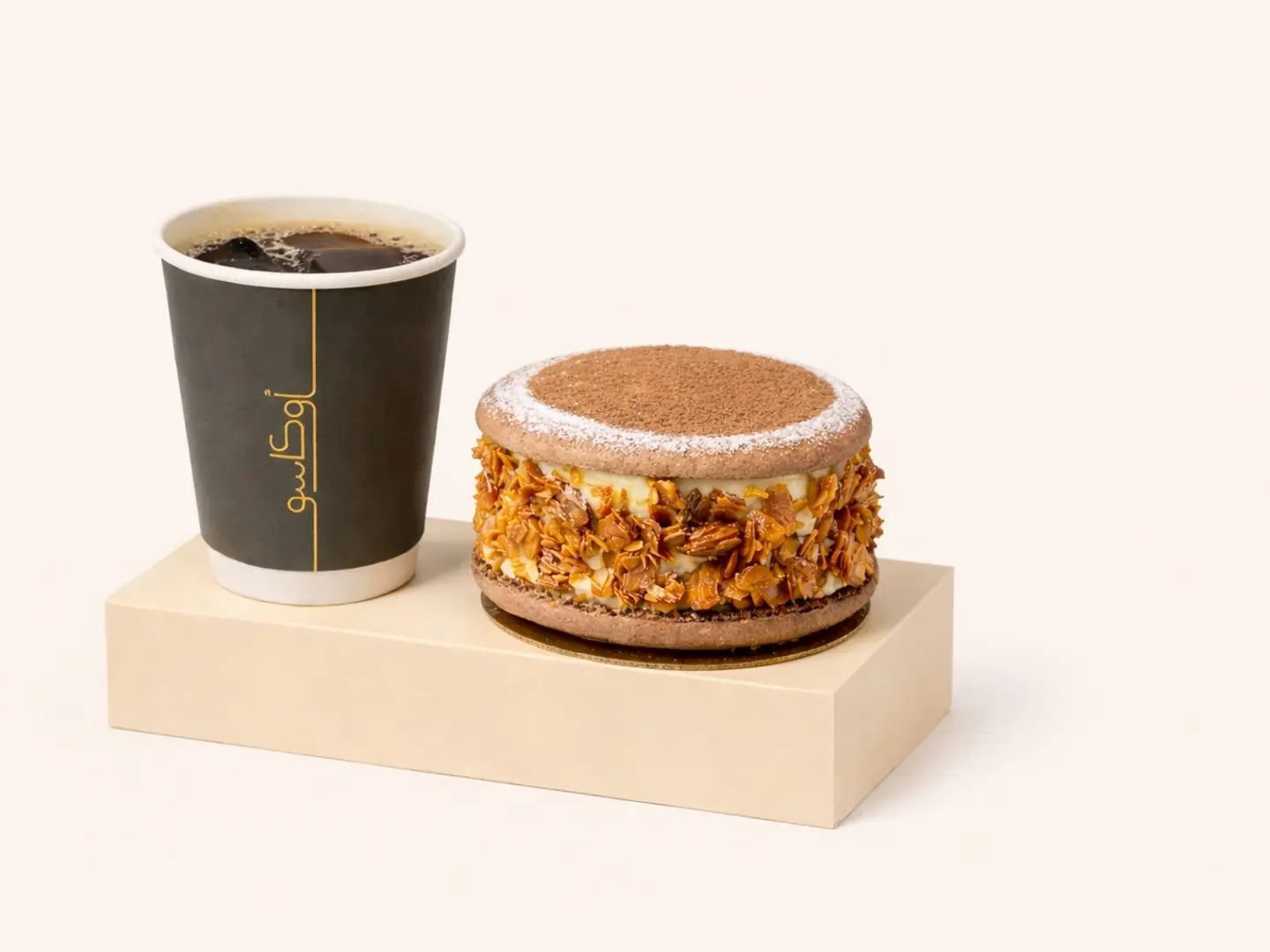 قهوة مقطرة بارده مع ماكرون كيك