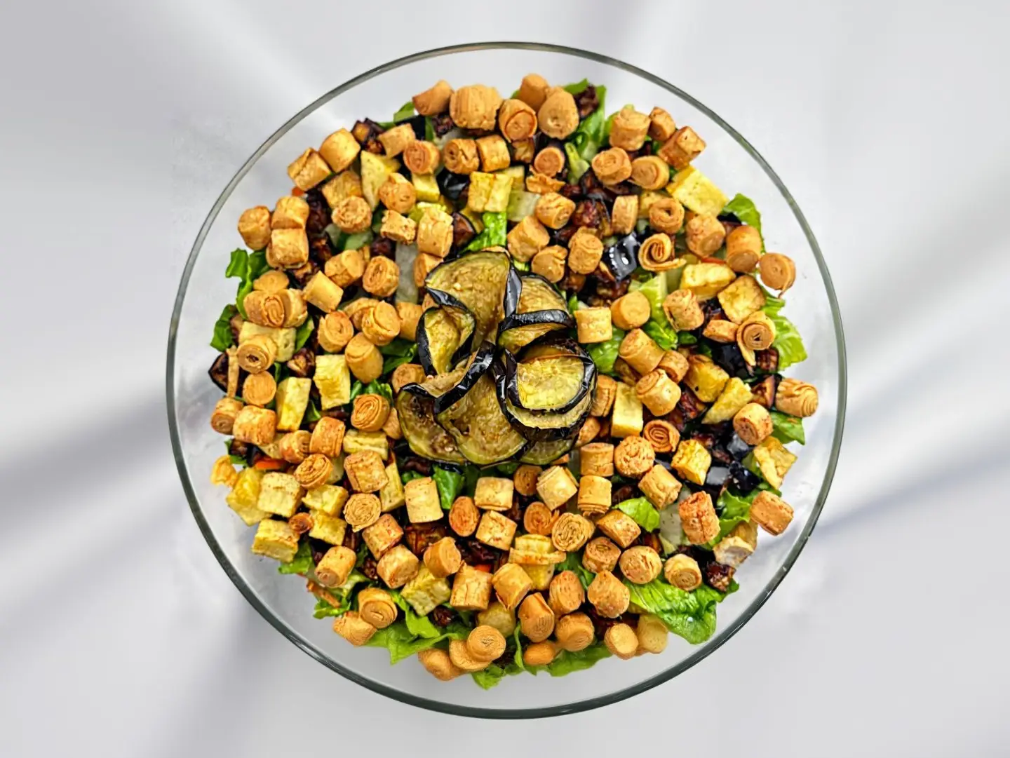 سلطة الخضار بمقرمشات السمبوسة