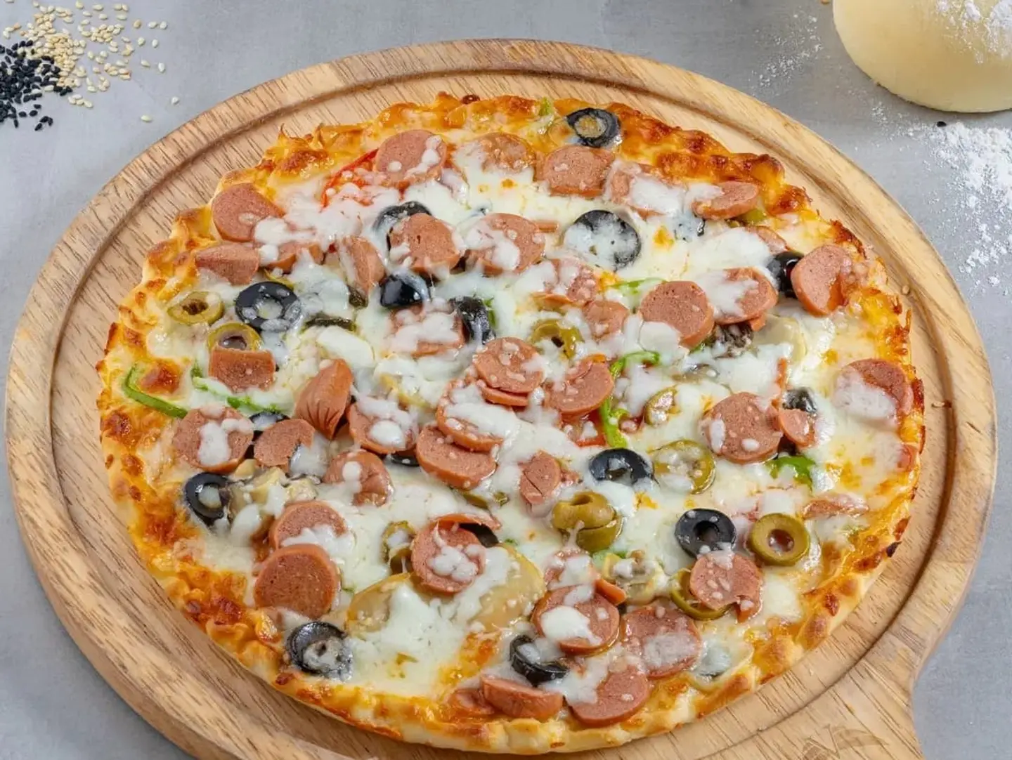 بيتزا نقانق كبير