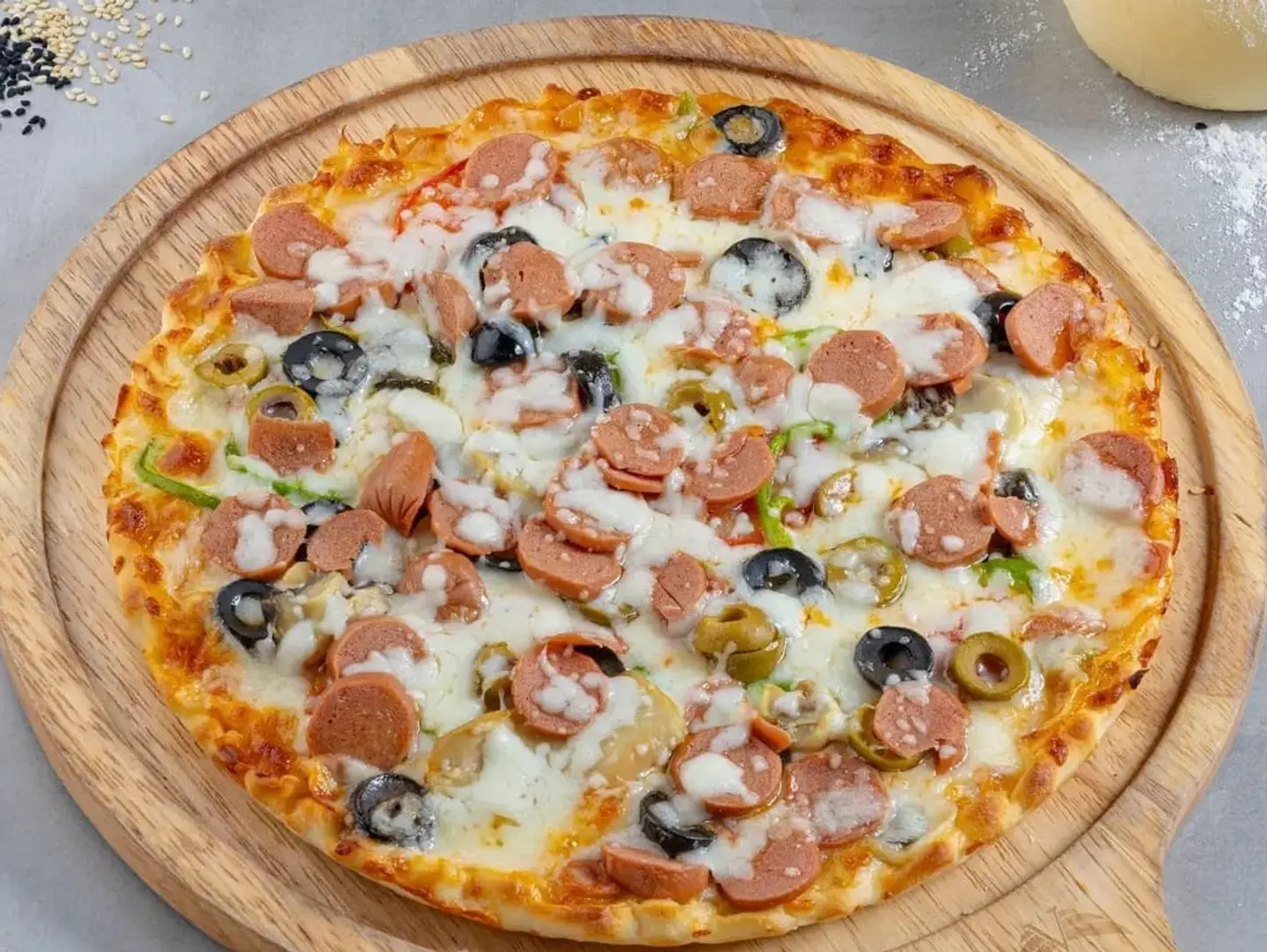 بيتزا نقانق وسط