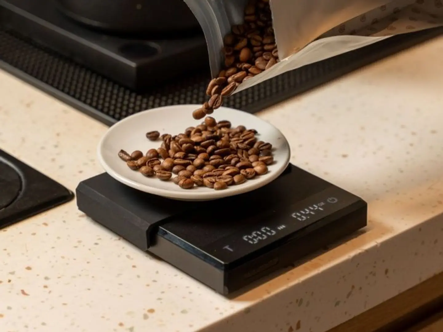 ميزان قهوة من موڤنا اسود - ابيض