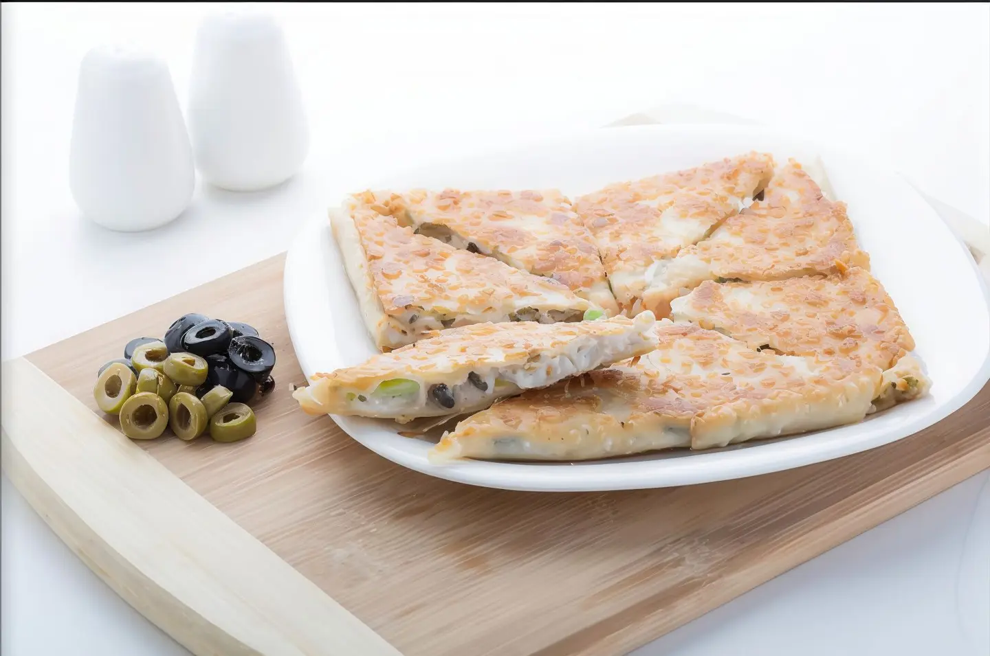 فطيرة جبنة بيضاء بالزيتون