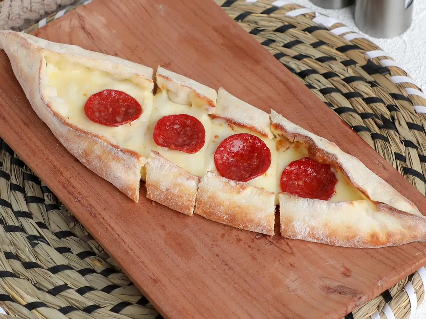 منقوشة جبنة بالبيبيروني