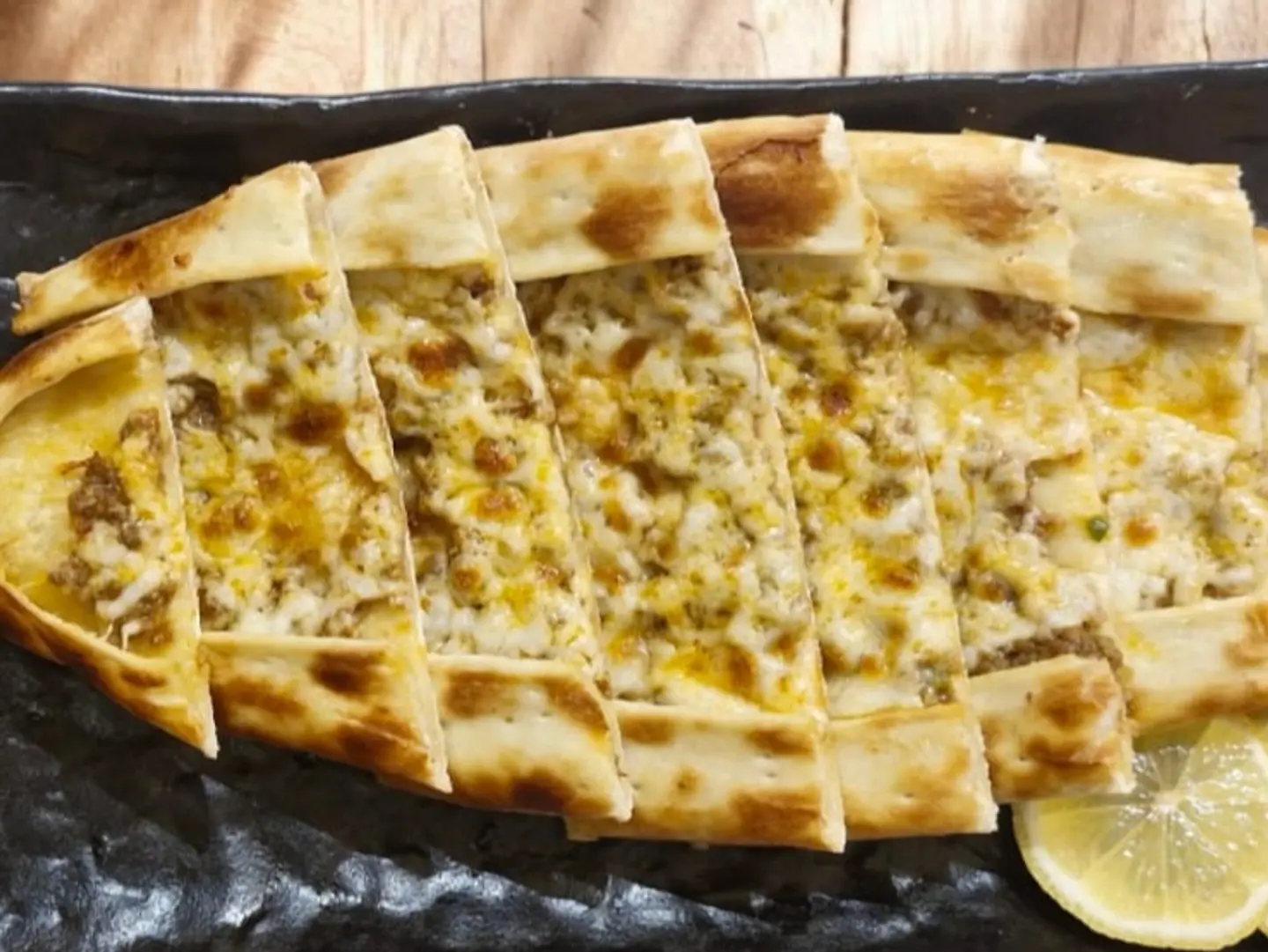 فطيرة لحم بالجبن